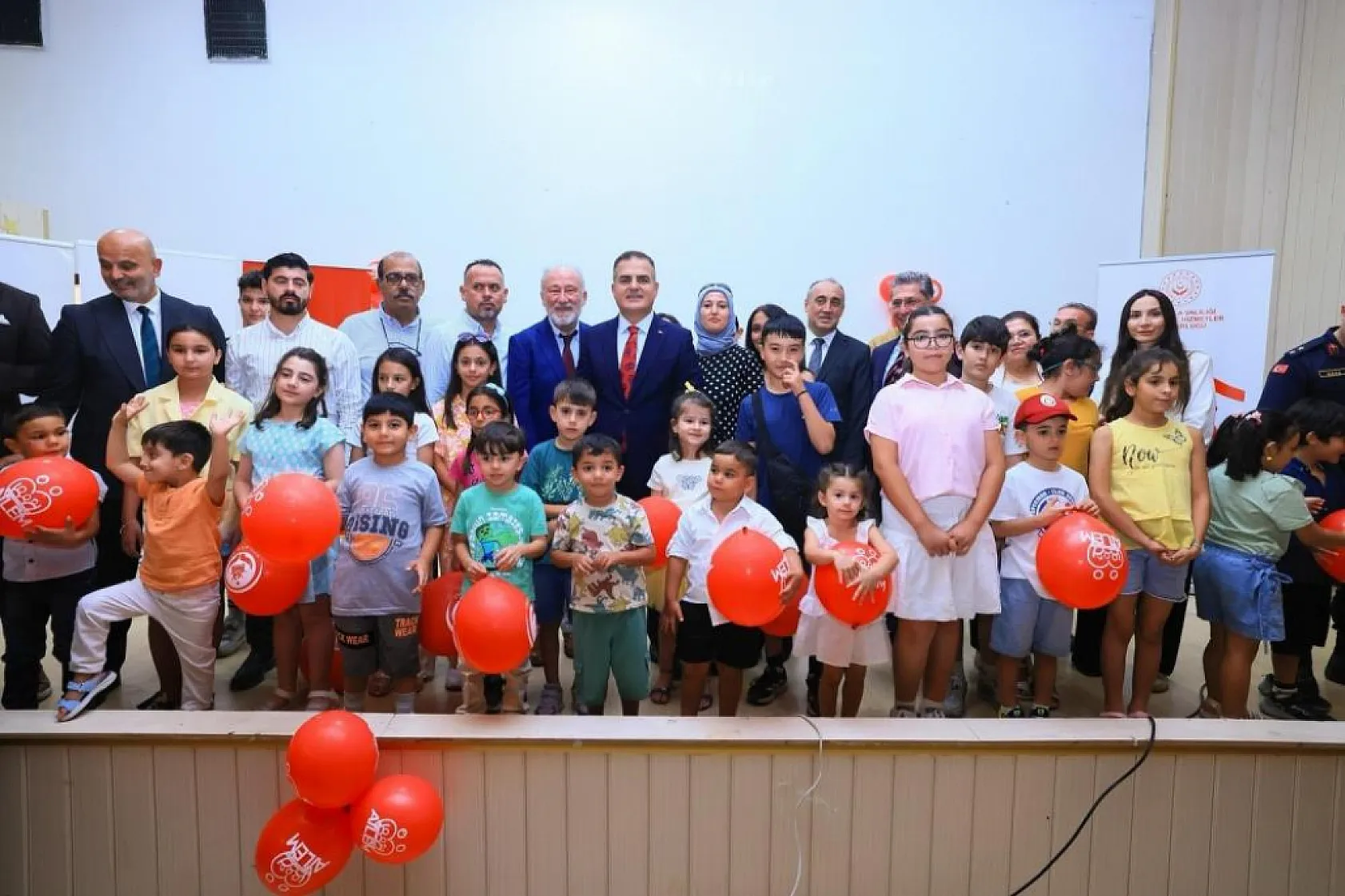 Vali Akbıyık, koruyucu aile Günü'nde Yatağan'da ailelerle buluştu