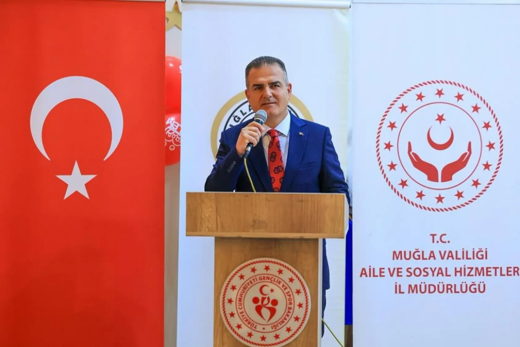 Vali Akbıyık, koruyucu aile Günü'nde Yatağan'da ailelerle buluştu