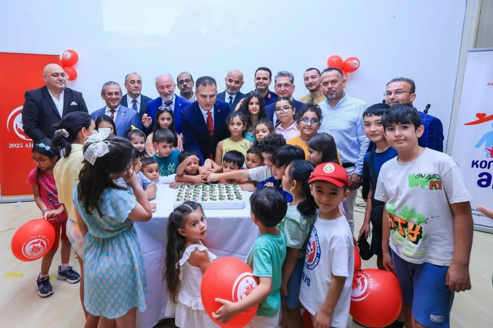 Vali Akbıyık, koruyucu aile Günü'nde Yatağan'da ailelerle buluştu