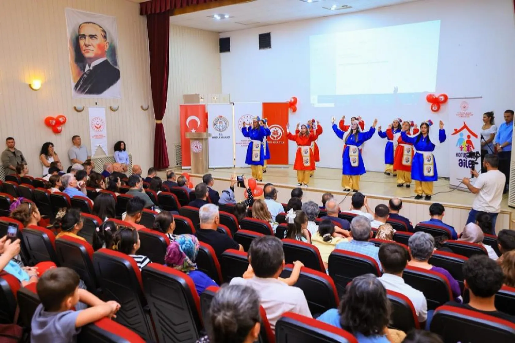 Vali Akbıyık, koruyucu aile Günü'nde Yatağan'da ailelerle buluştu