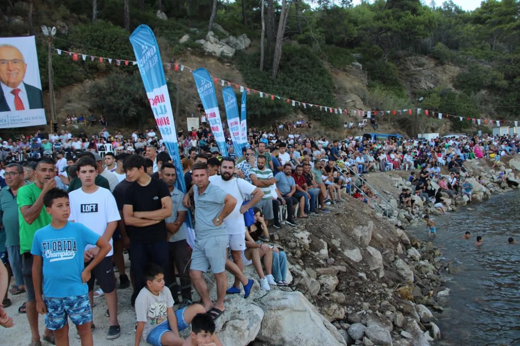 10 bin lira ödül için yağlı direğe tırmanan yarışmacılar hastanelik oldu