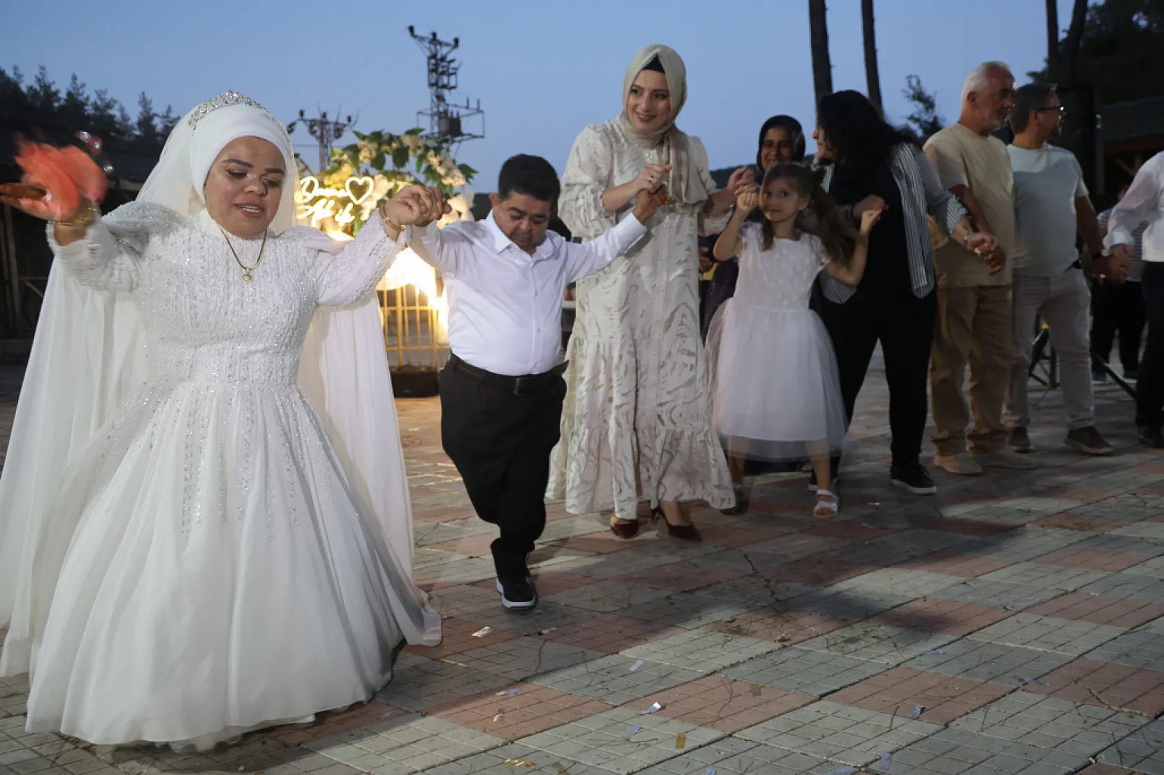 Cüce çift yarım kalan aşklarında 21 yıl sonra mutlu sona ulaştı