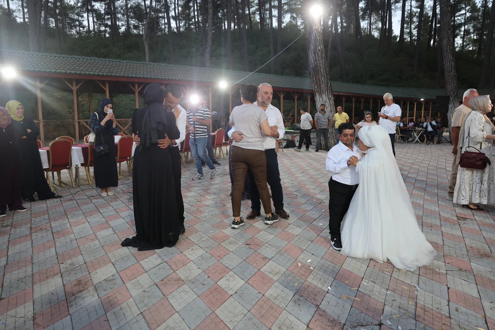 Cüce çift yarım kalan aşklarında 21 yıl sonra mutlu sona ulaştı