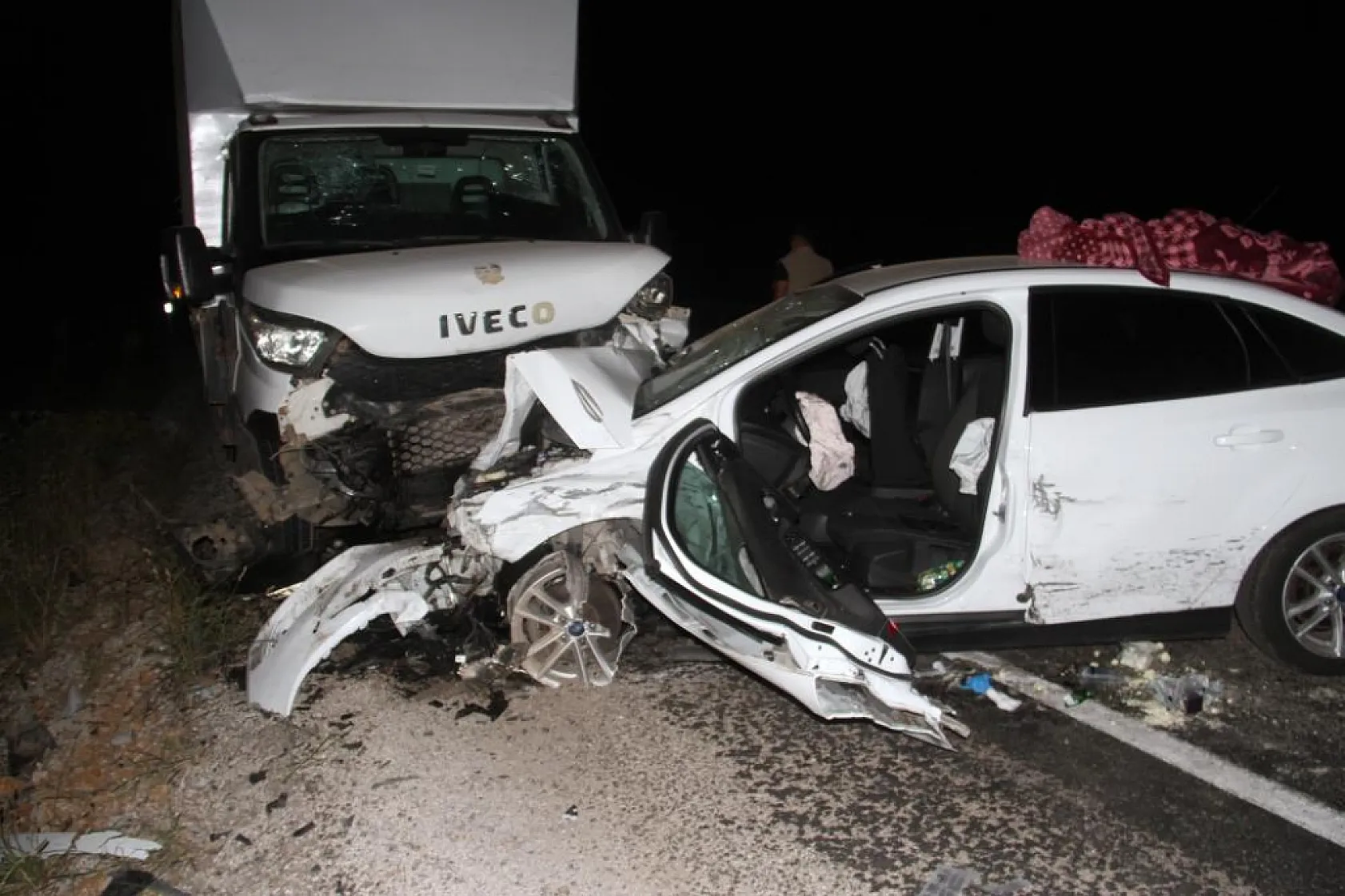Feci zincirleme kaza: 3 araç birbirine girdi, 7 kişi yaralandı