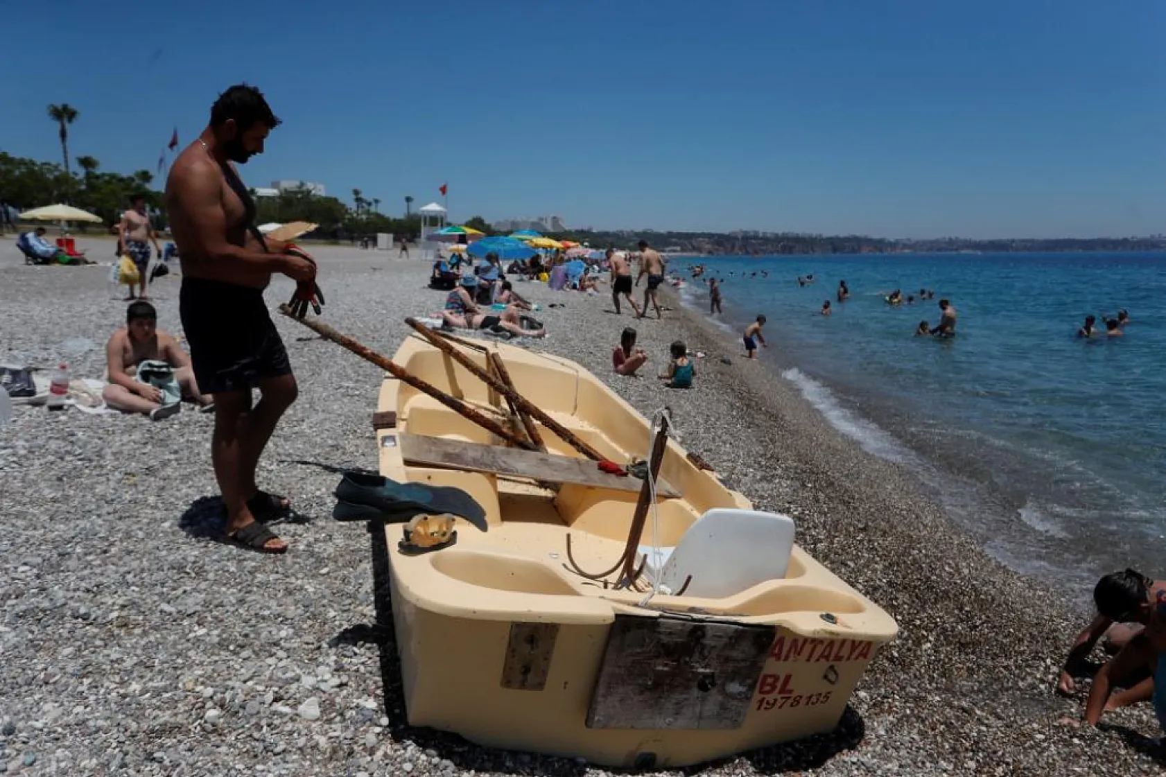 Metal çıkarmak için denize daldı, batmış tekneyi bulup kıyıya çıkardı