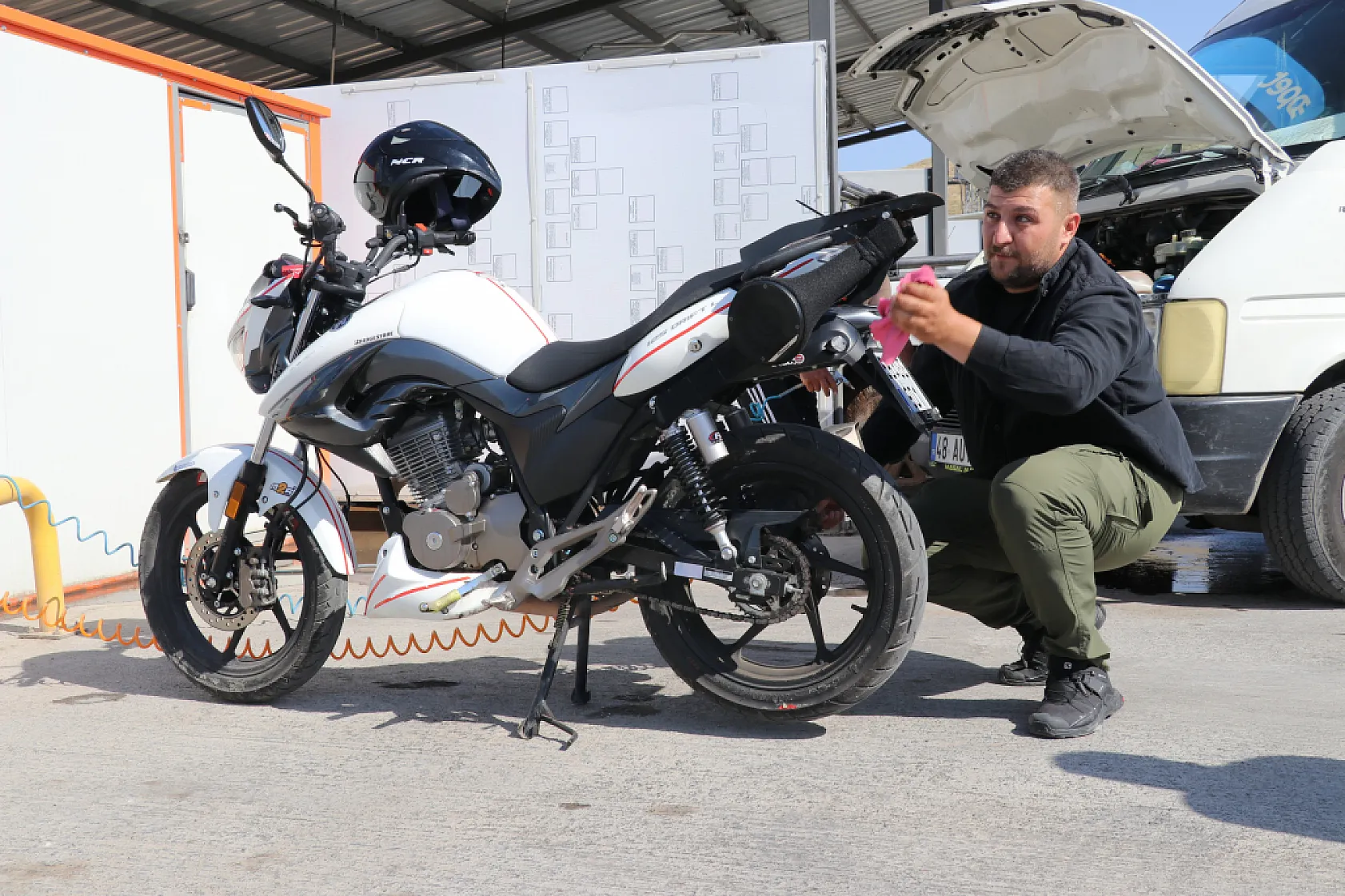 Otobüs fiyatları fazla geldi, motoruyla günlük 270 kilometre yol yapıyor