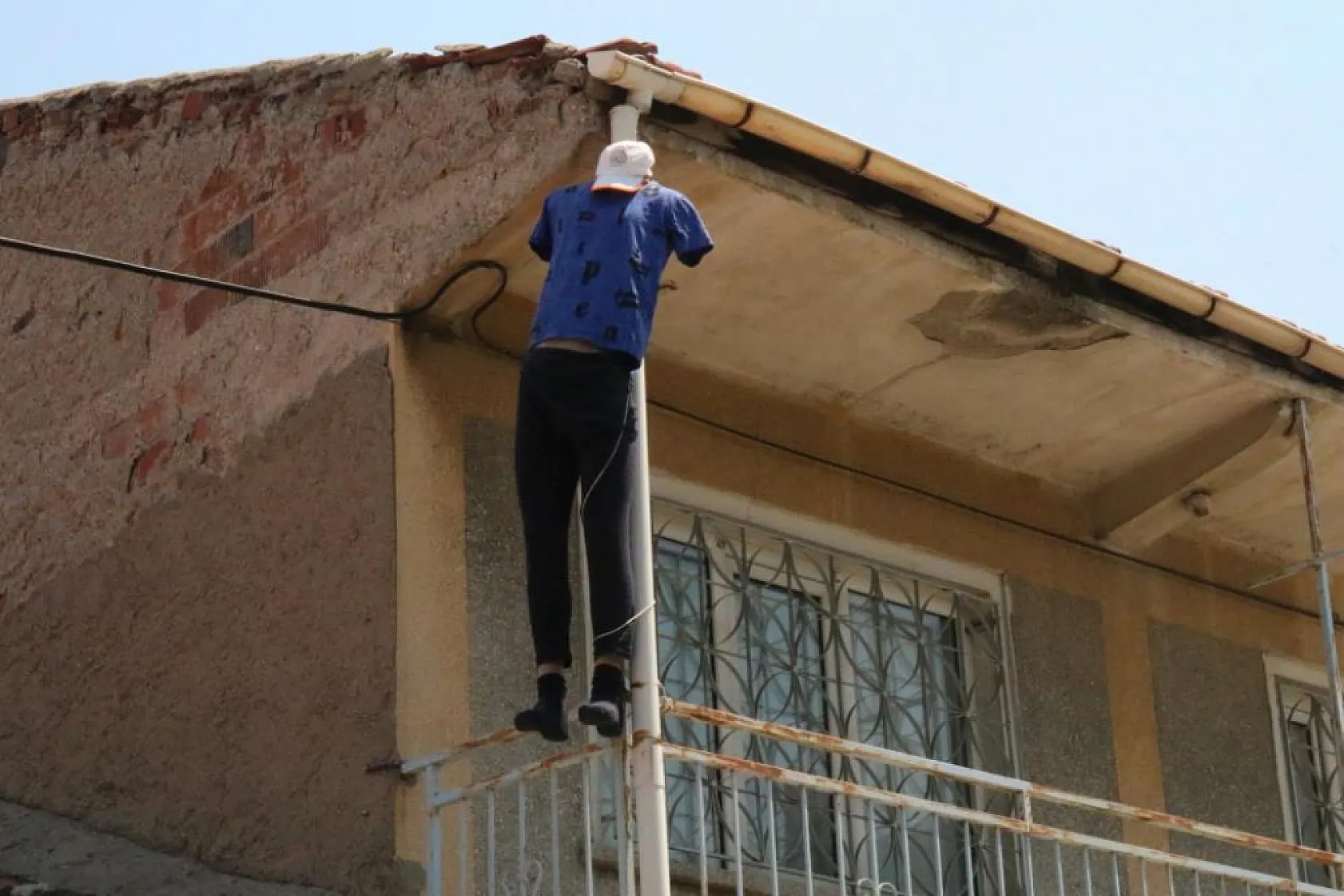 Balkondaki manken ceset sanıldı, mahallede panik yaşandı