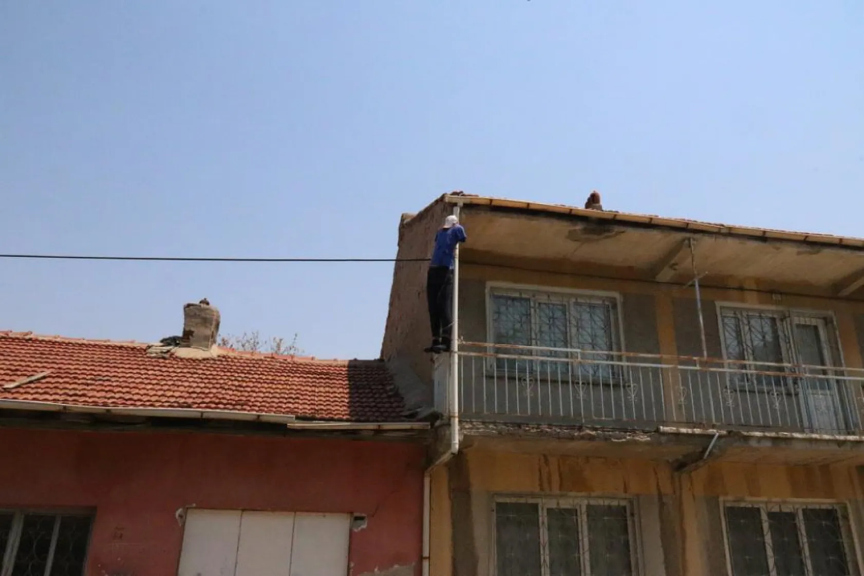 Balkondaki manken ceset sanıldı, mahallede panik yaşandı