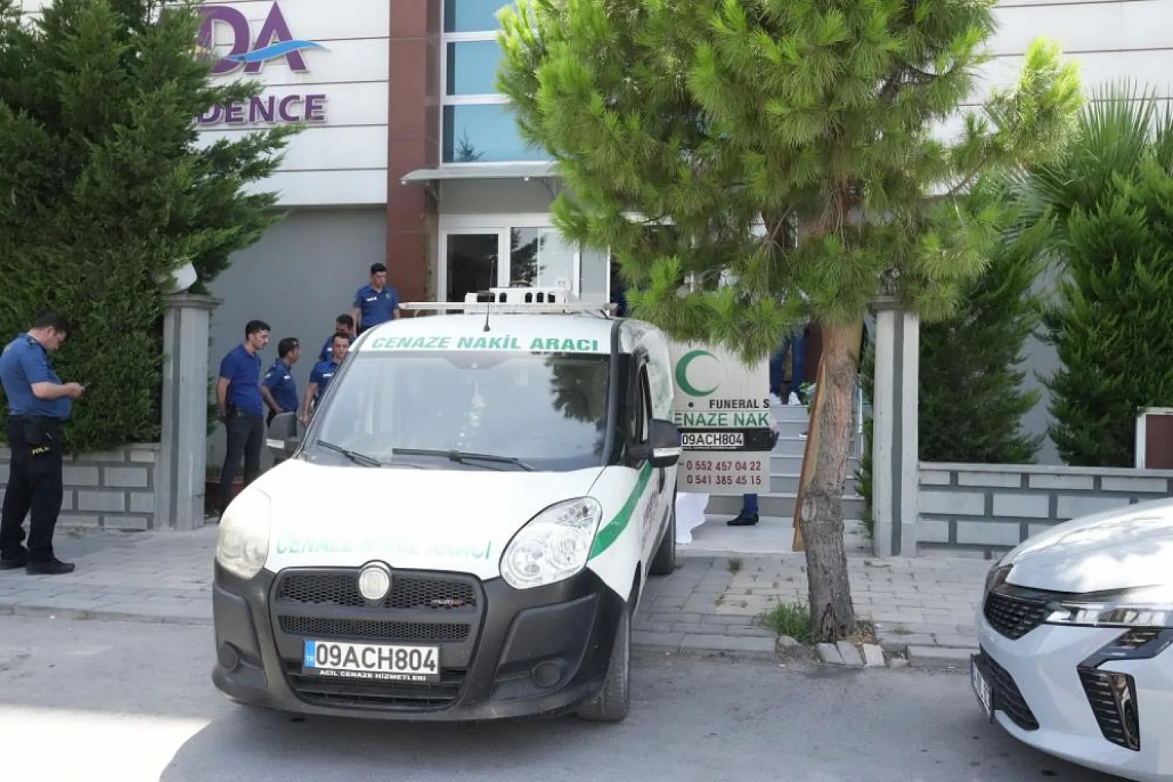 Polis memuru kaldığı apartta ölü bulundu