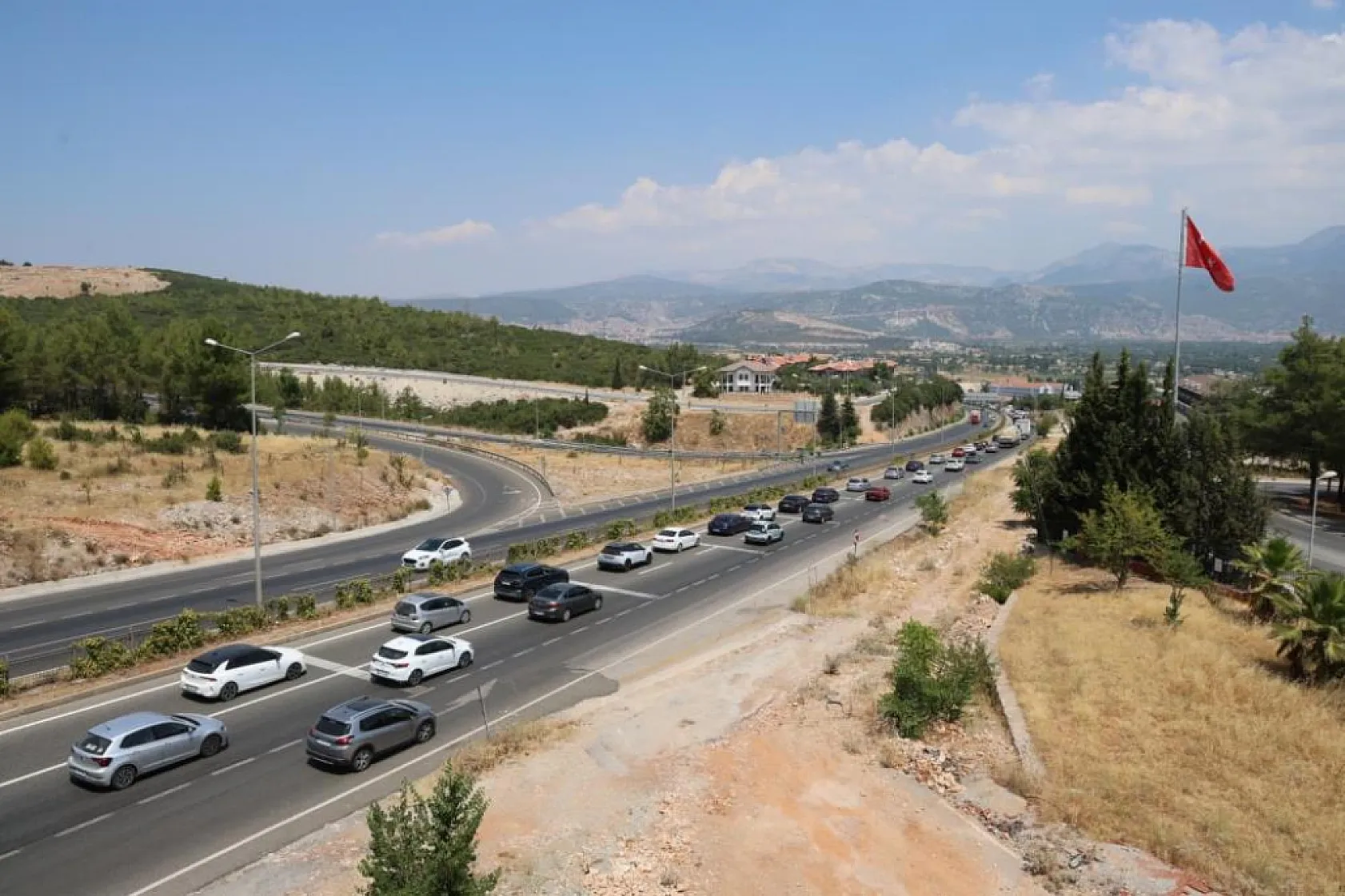 Marmaris, Datça ve Fethiye'den Dönenler Trafiği Kilitledi