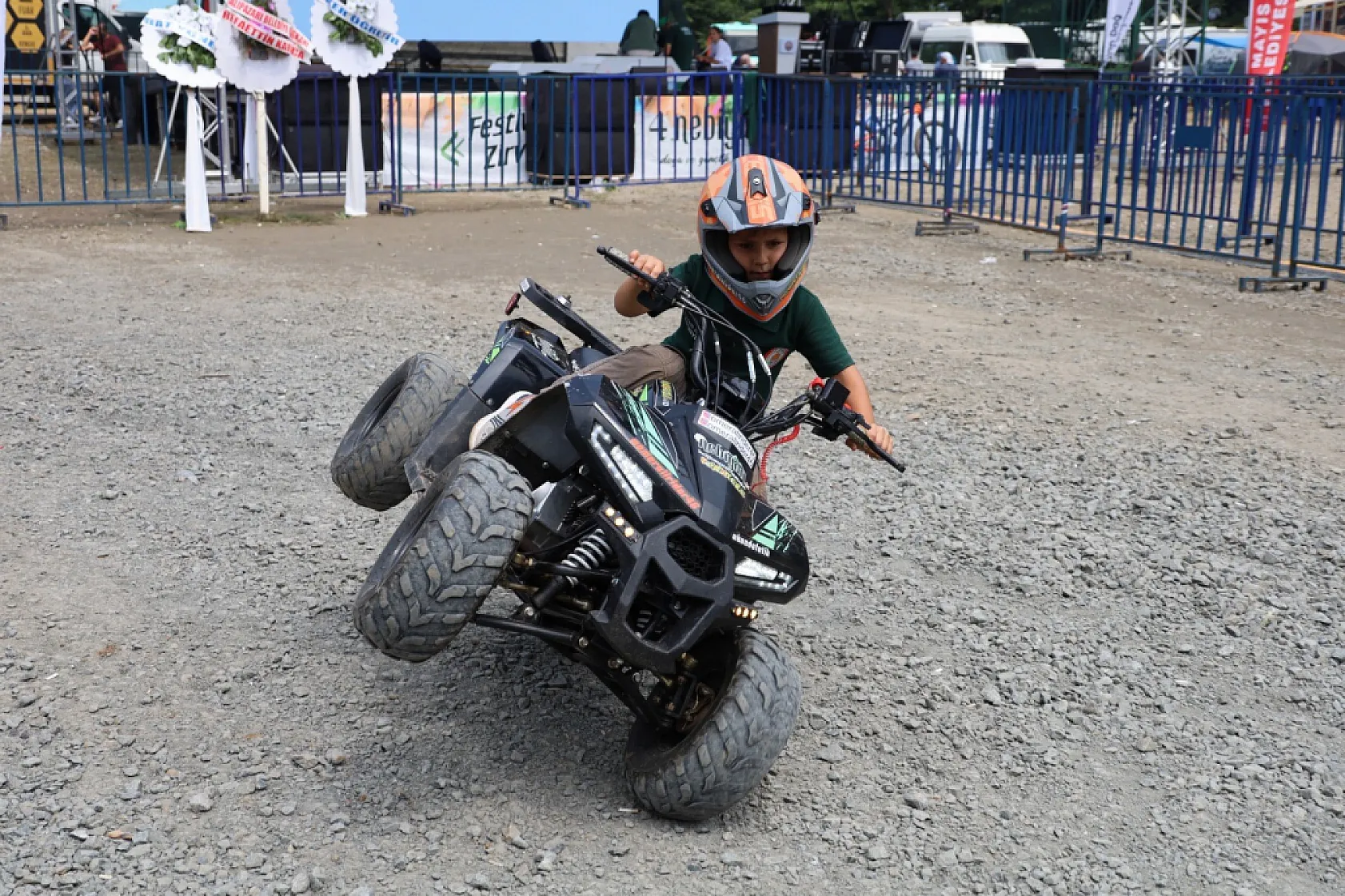 6 yaşındaki Ömer, ATV motoruyla festivalde dikkat çekti