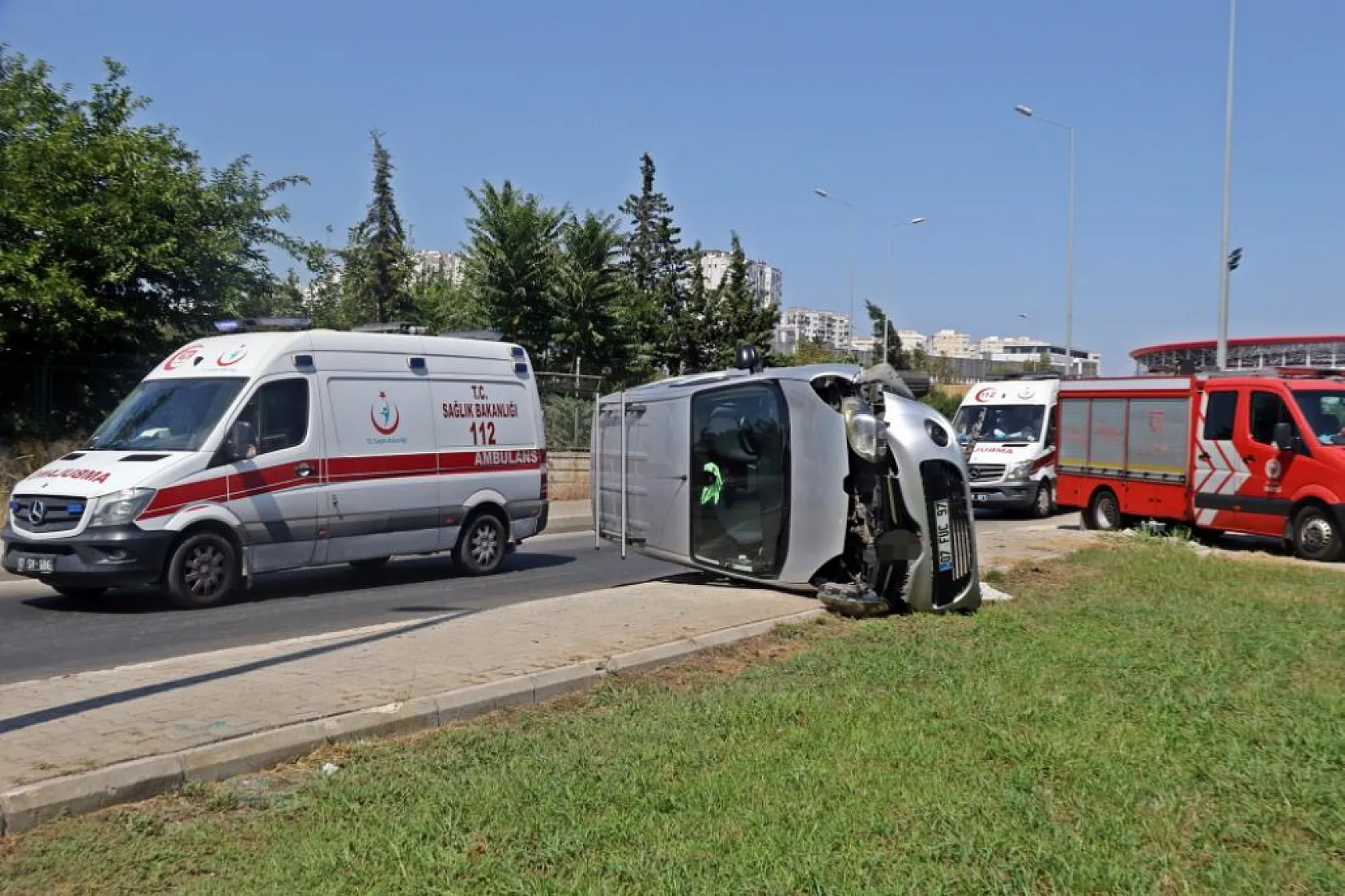 Yan yatan aracı gören 112'yi aradı, ekipler anne ve kızının sıyrık dahi almadığını görünce şaşkınlık yaşadı