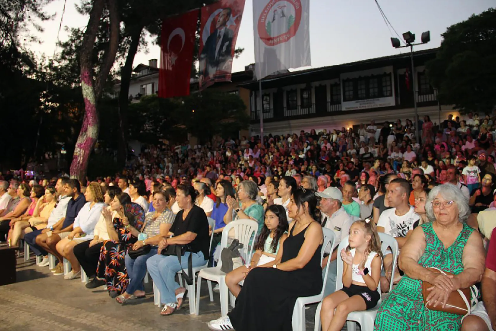 Menteşe 1. Uluslararası Halk Dansları Şenliği başladı
