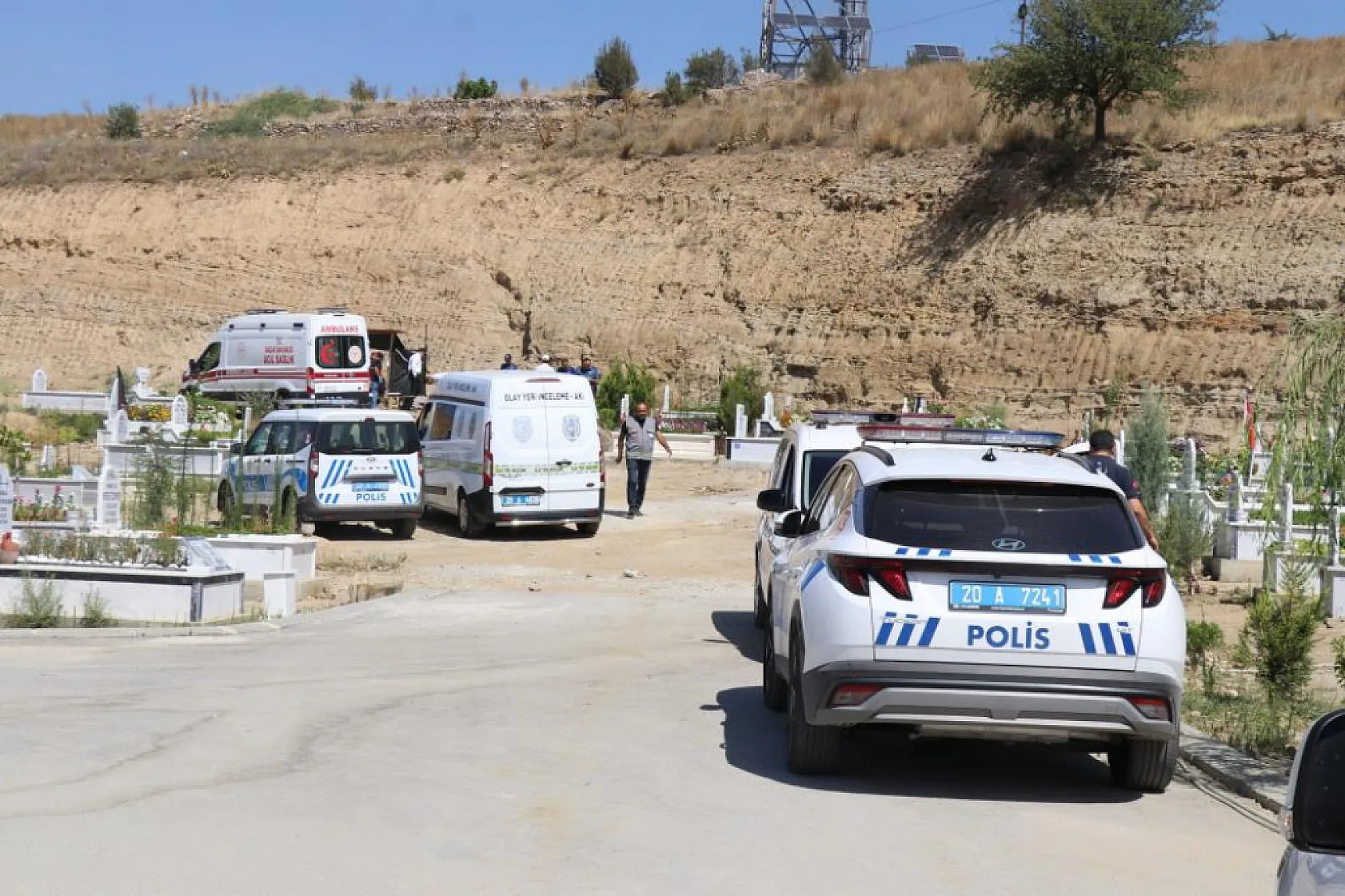 Mezarlıkta yaşayan adam, mezarcılar tarafından ölü bulundu