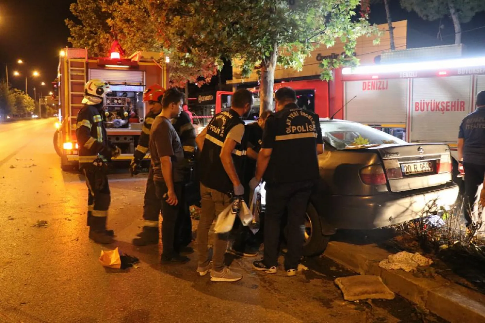 Otomobil Ağaca Çarptı: İki Genç Hayatını Kaybetti