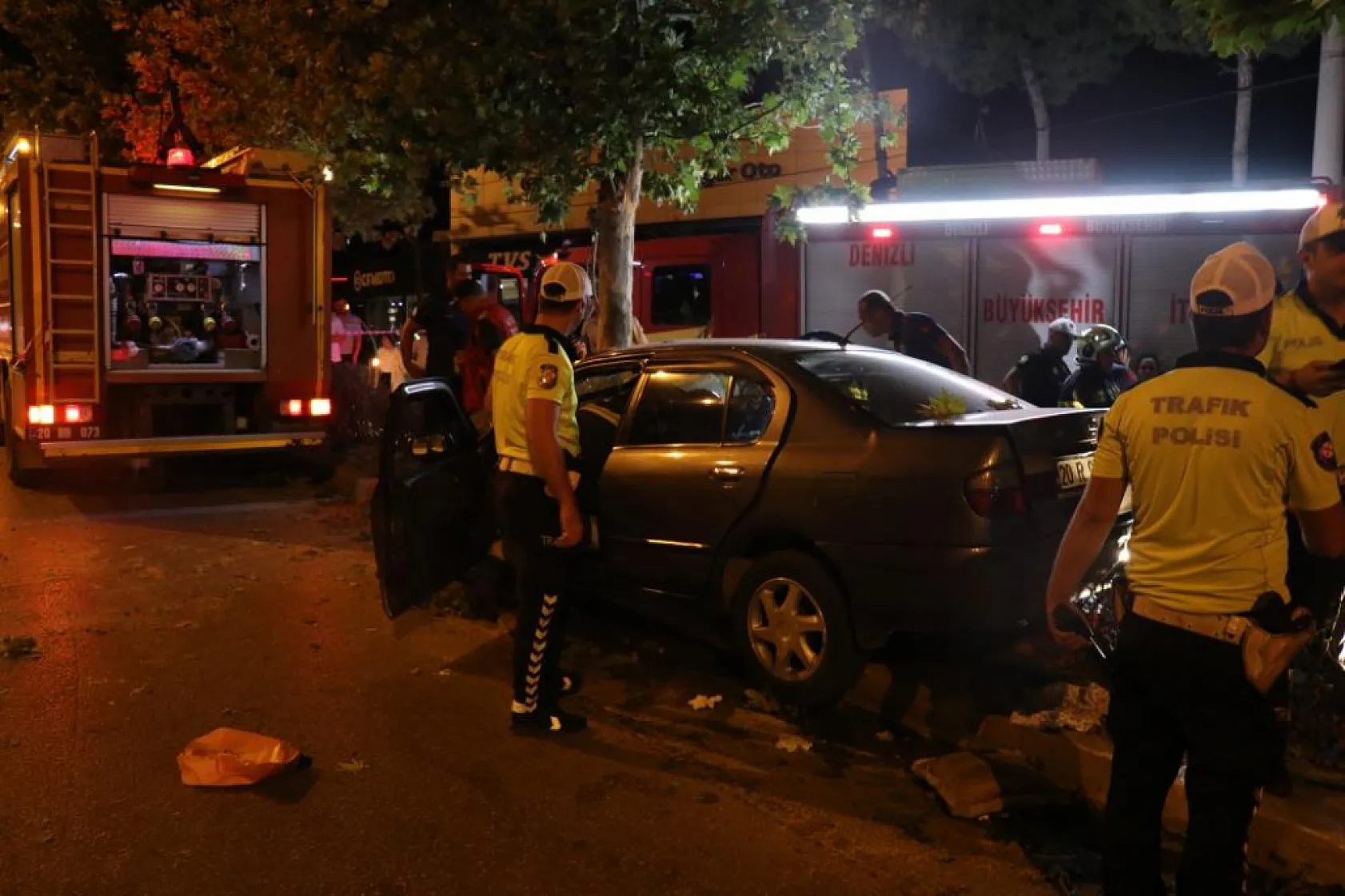 Otomobil Ağaca Çarptı: İki Genç Hayatını Kaybetti