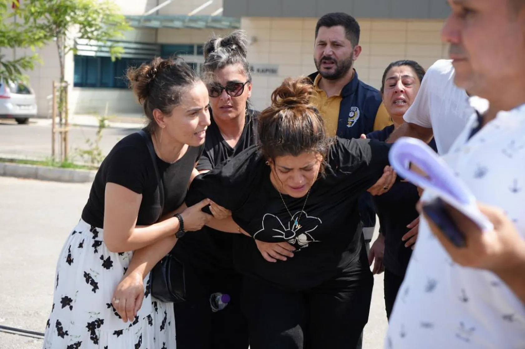 Pastane cinayetinde öldürülen gencin abisinin feryatları yürekleri yaktı: 'Abi ben geliyorum de ne olur'