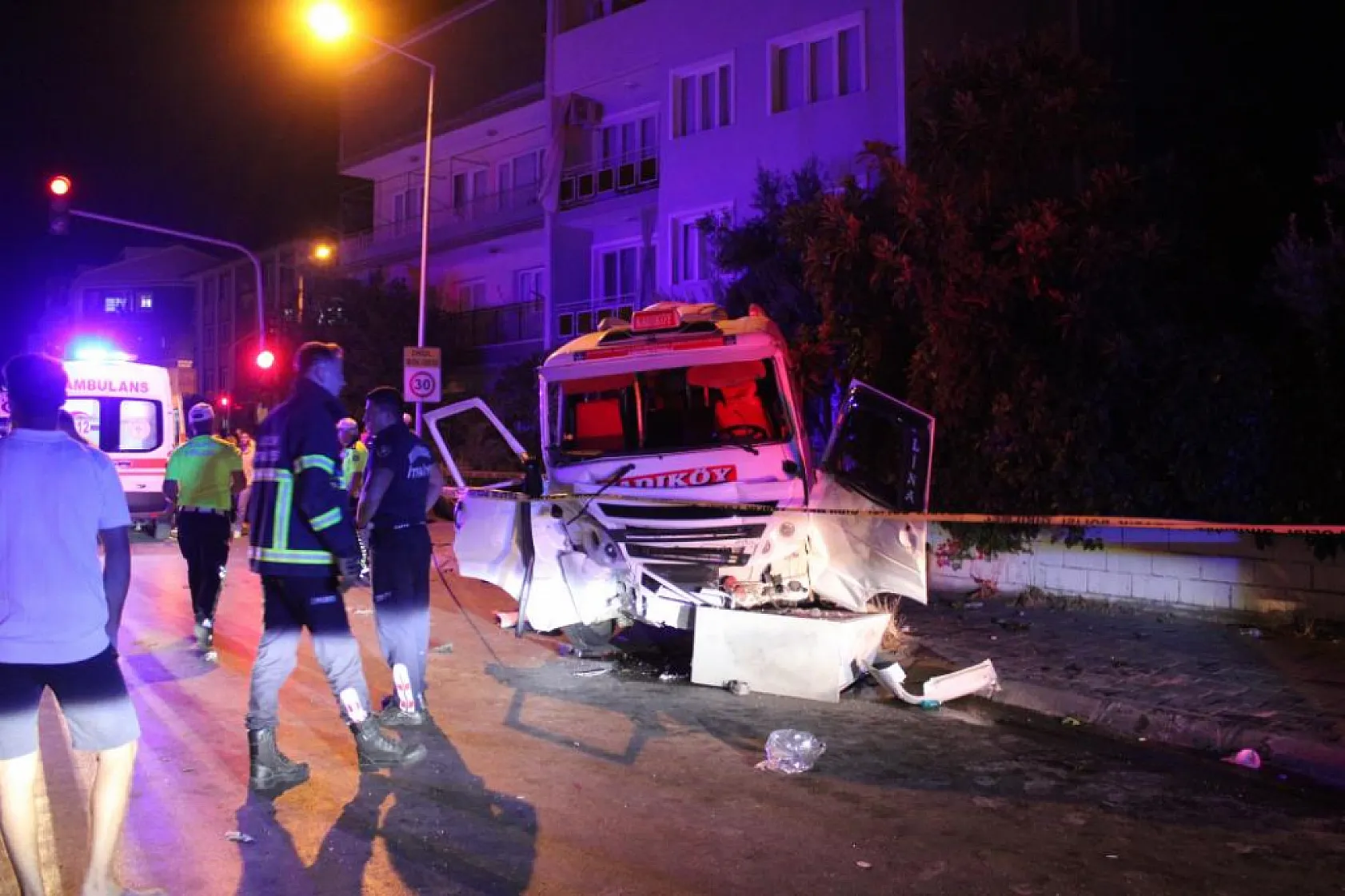 Aydın'da Feci Kaza: Minibüs ile Otomobil Çarpıştı, 11 Yaralı