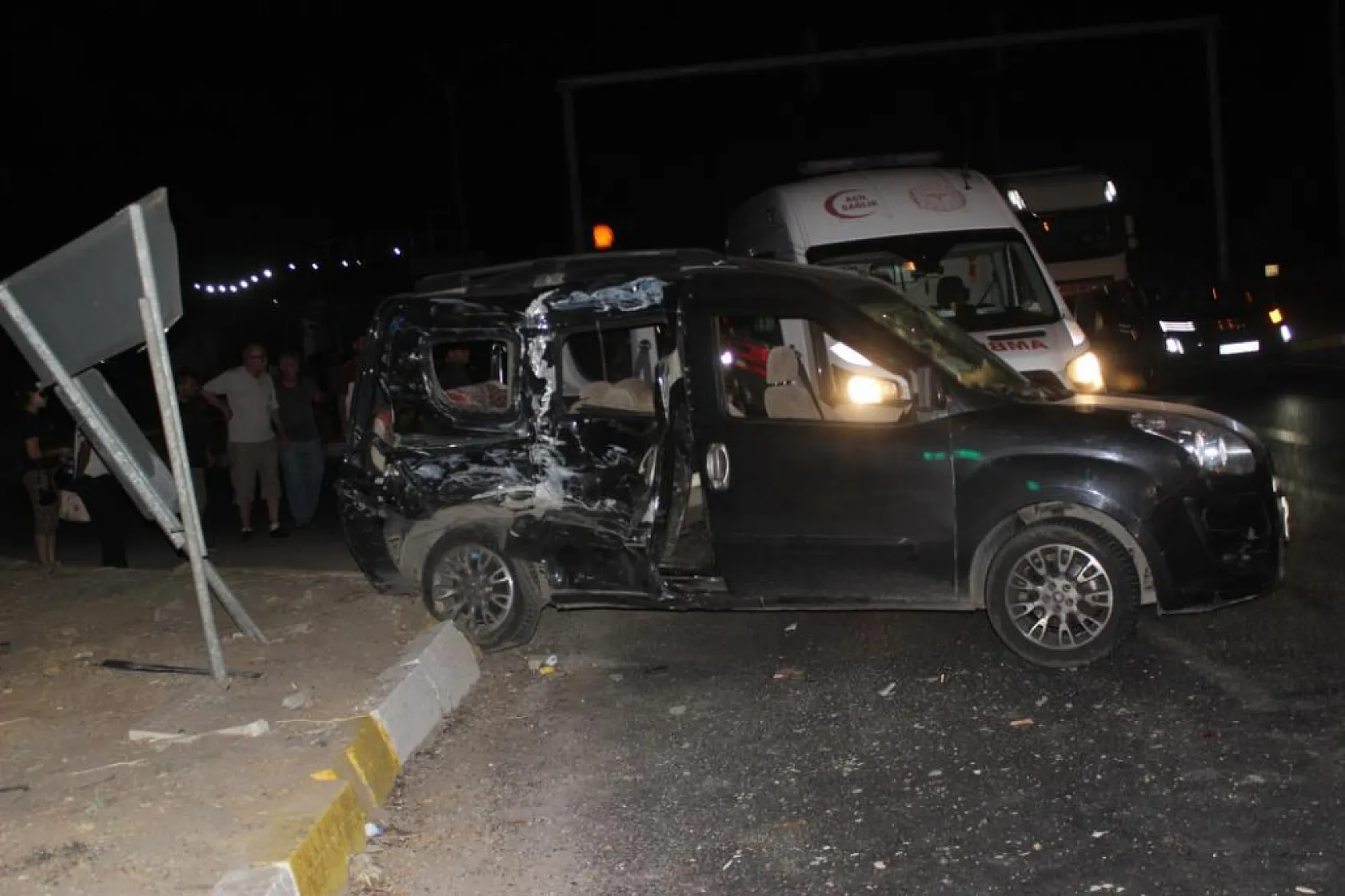 İzmir-Ankara Karayolu'nda Feci Kaza: 1 Ölü, 2'si Ağır 8 Yaralı