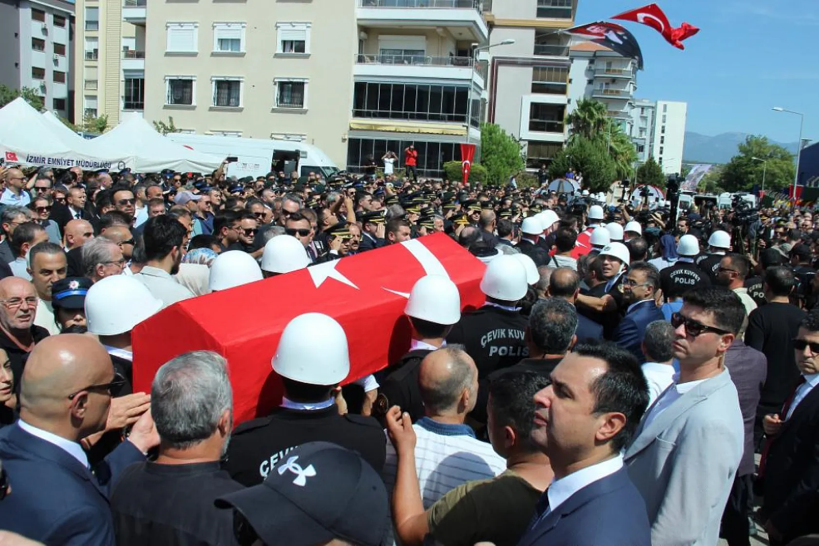 Şehit Polisler Muhsin Aydemir ve Hasan Akın'a Gözyaşlarıyla Veda