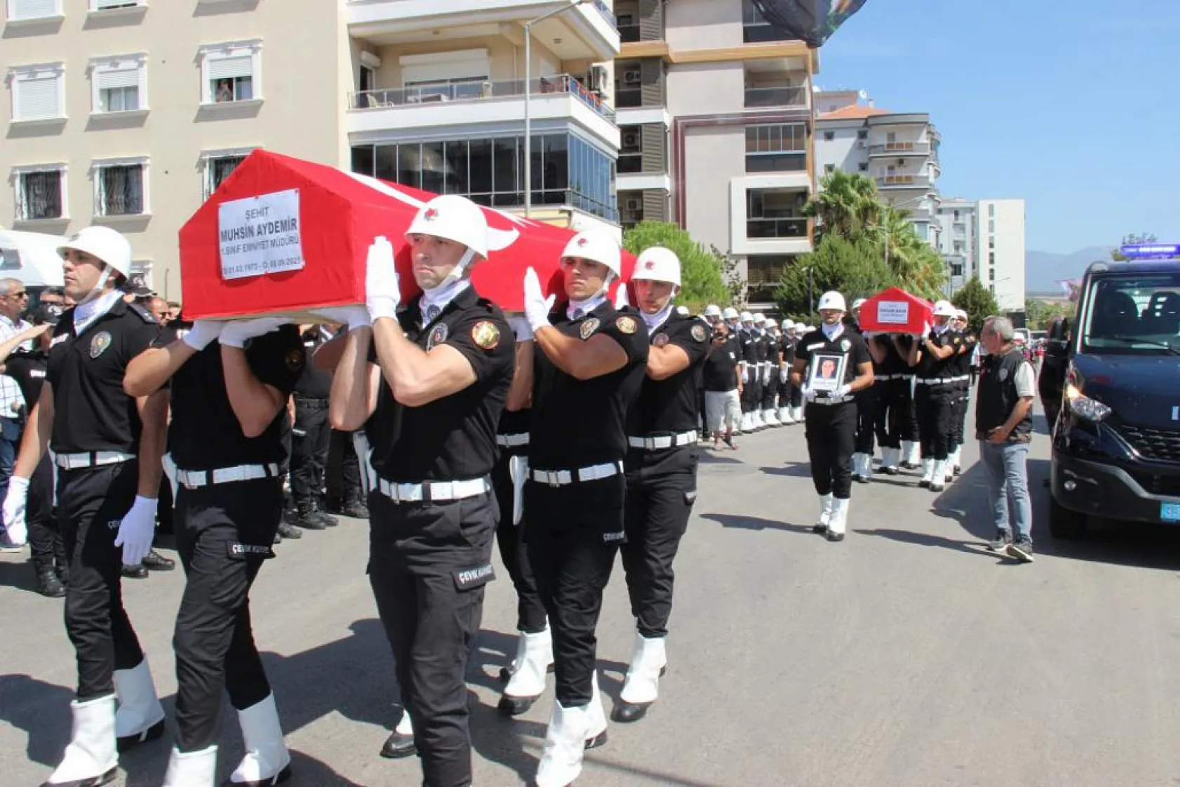 Şehit Polisler Muhsin Aydemir ve Hasan Akın'a Gözyaşlarıyla Veda