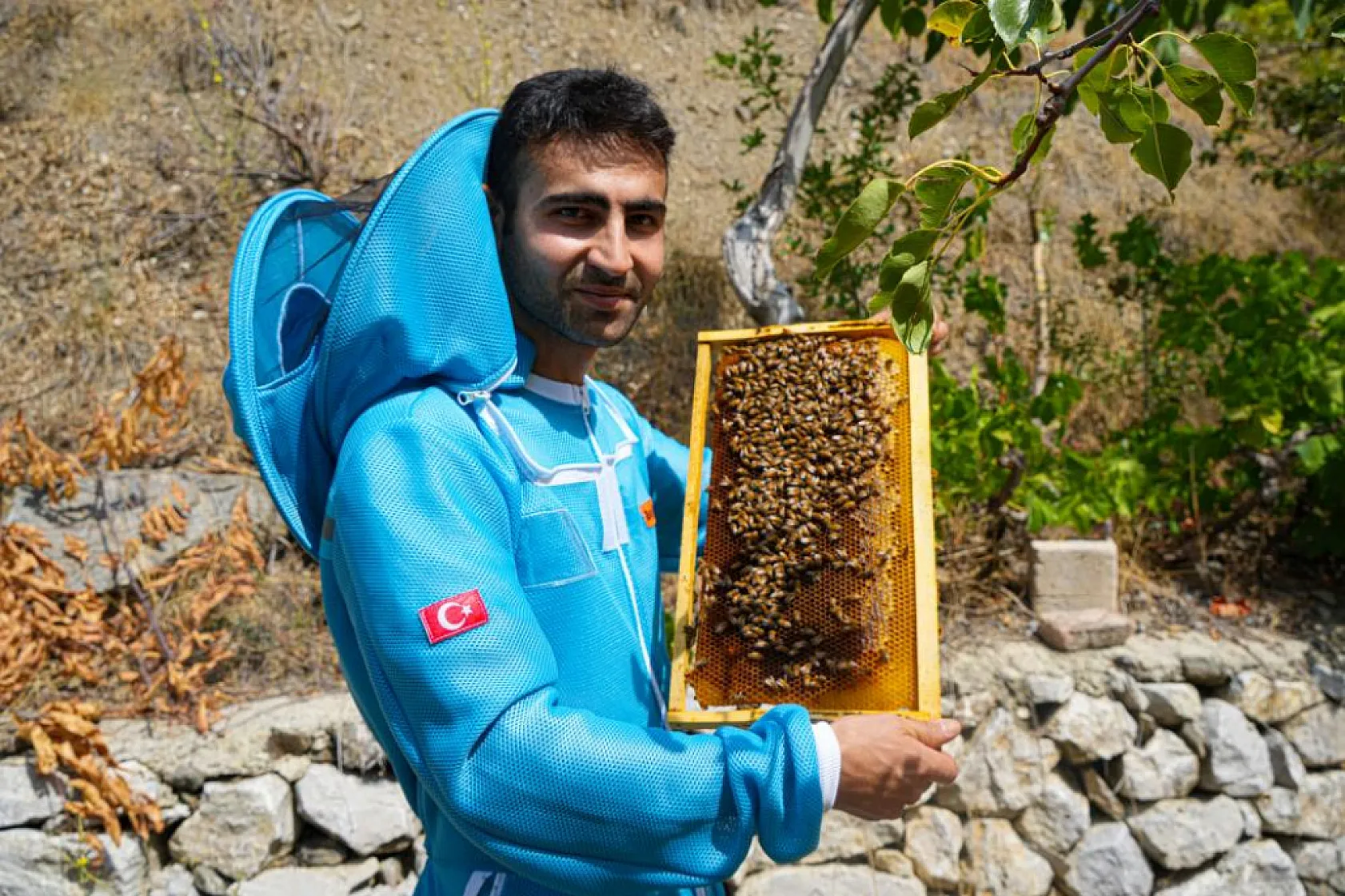 Genç Arıcı Yılda 2 Ton Bal Üretiyor