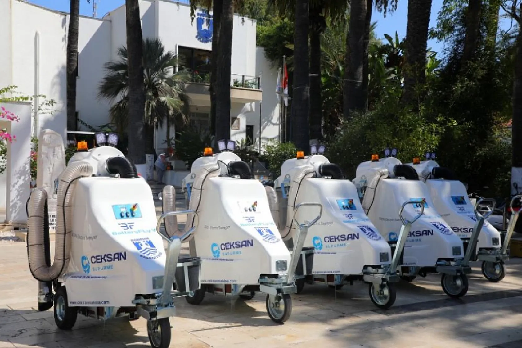 Bodrum'da Çevre Dostu Yeni Nesil Elektrikli Yol Süpürgeleri Göreve Başladı