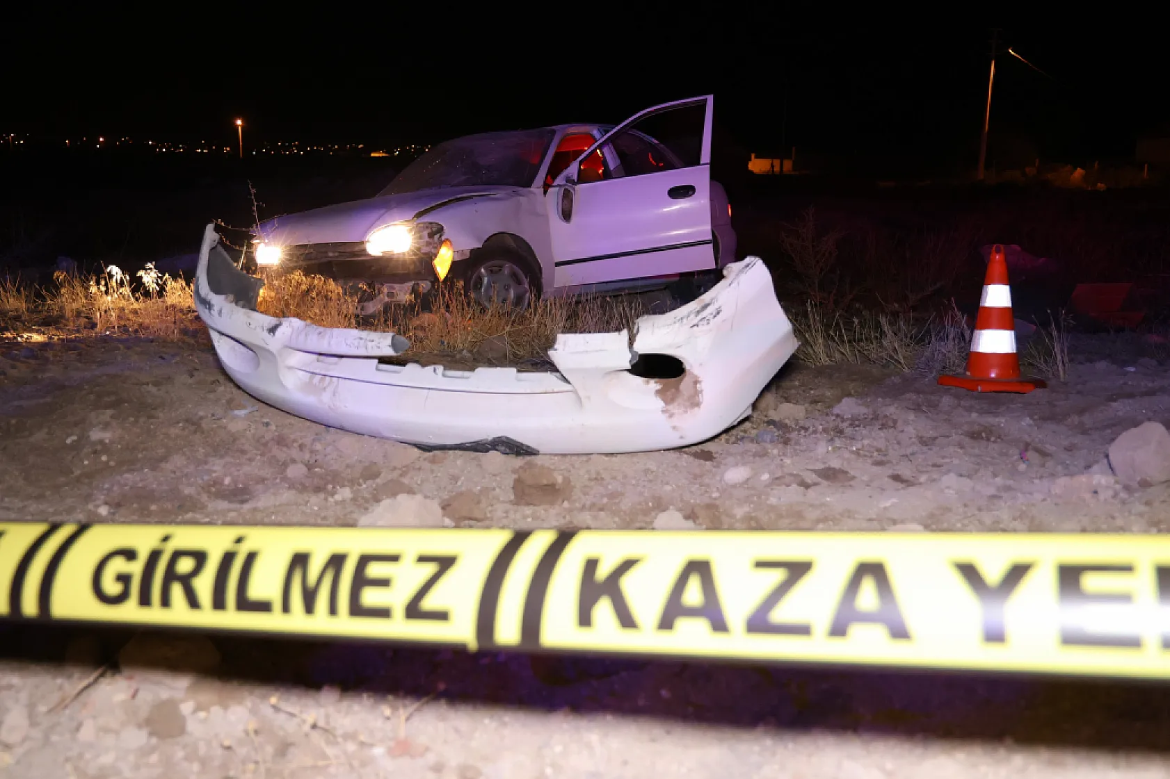 Ehliyetsiz ve alkollü otomobil sürücüsü takla atarak boş araziye girdi: 1 ölü, 1 yaralı