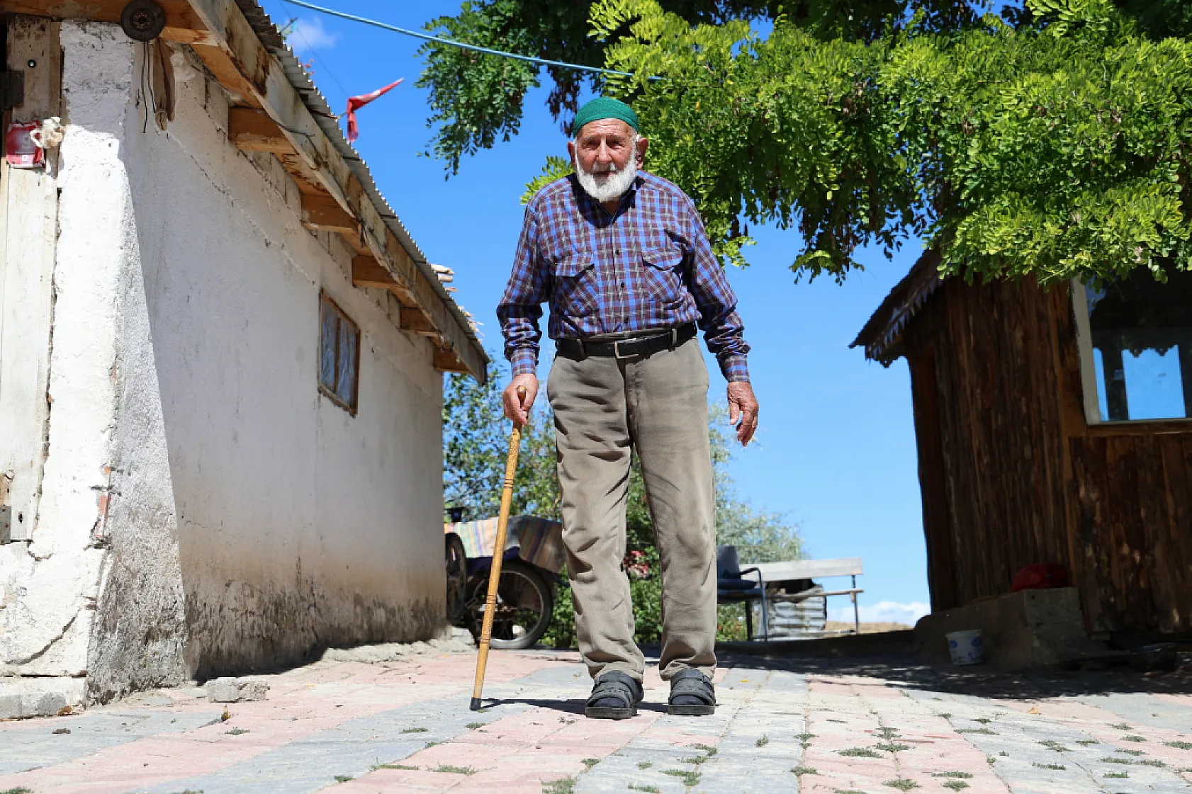 95 yaşındaki Mahmut dede, sağlıklı yaşamın sırrının süt ürünleri olduğunu söyledi