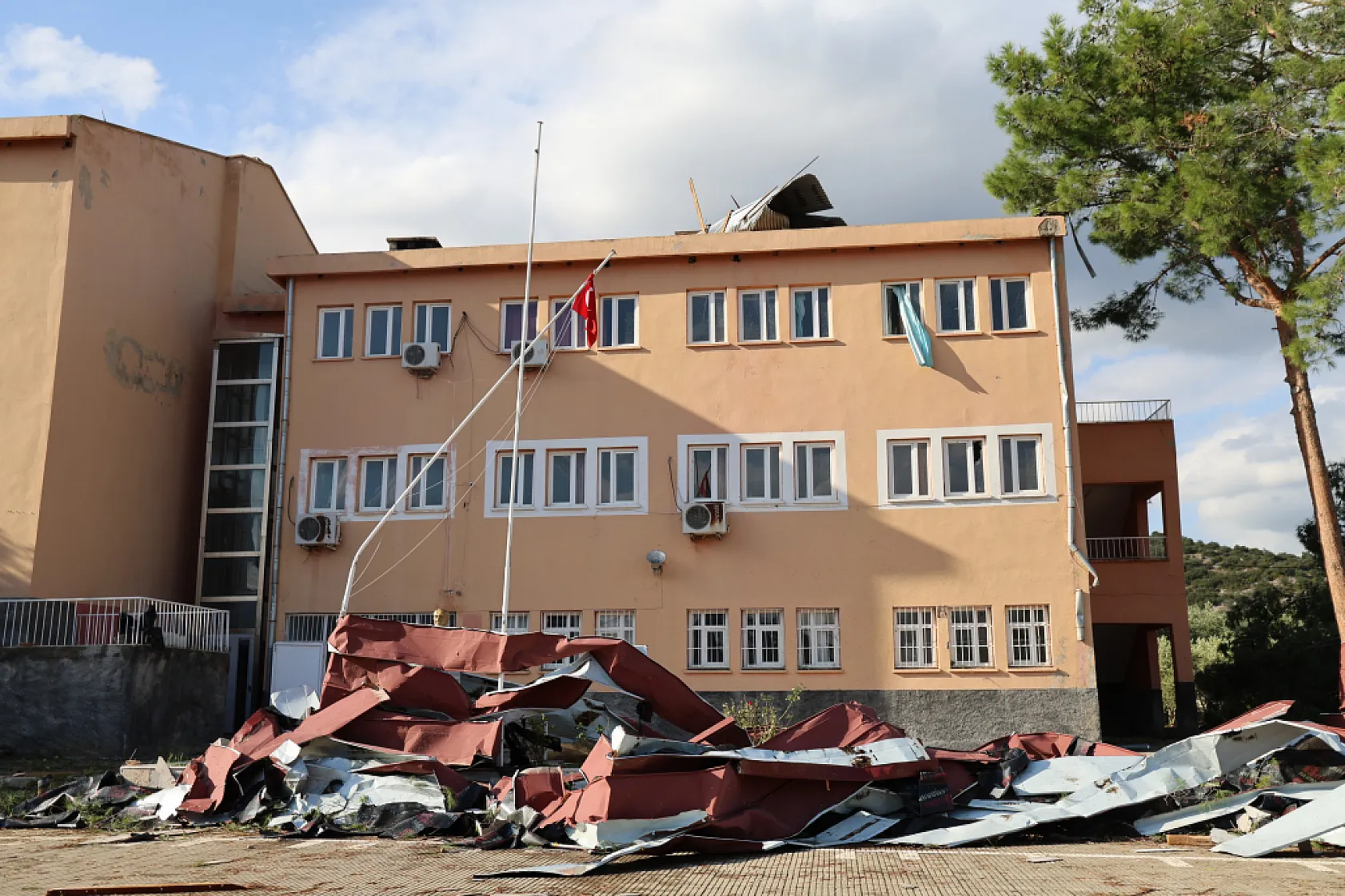 Hortum öğrenciler içerideyken okulu vurdu, çatıyı uçurdu, ağaçları devirdi