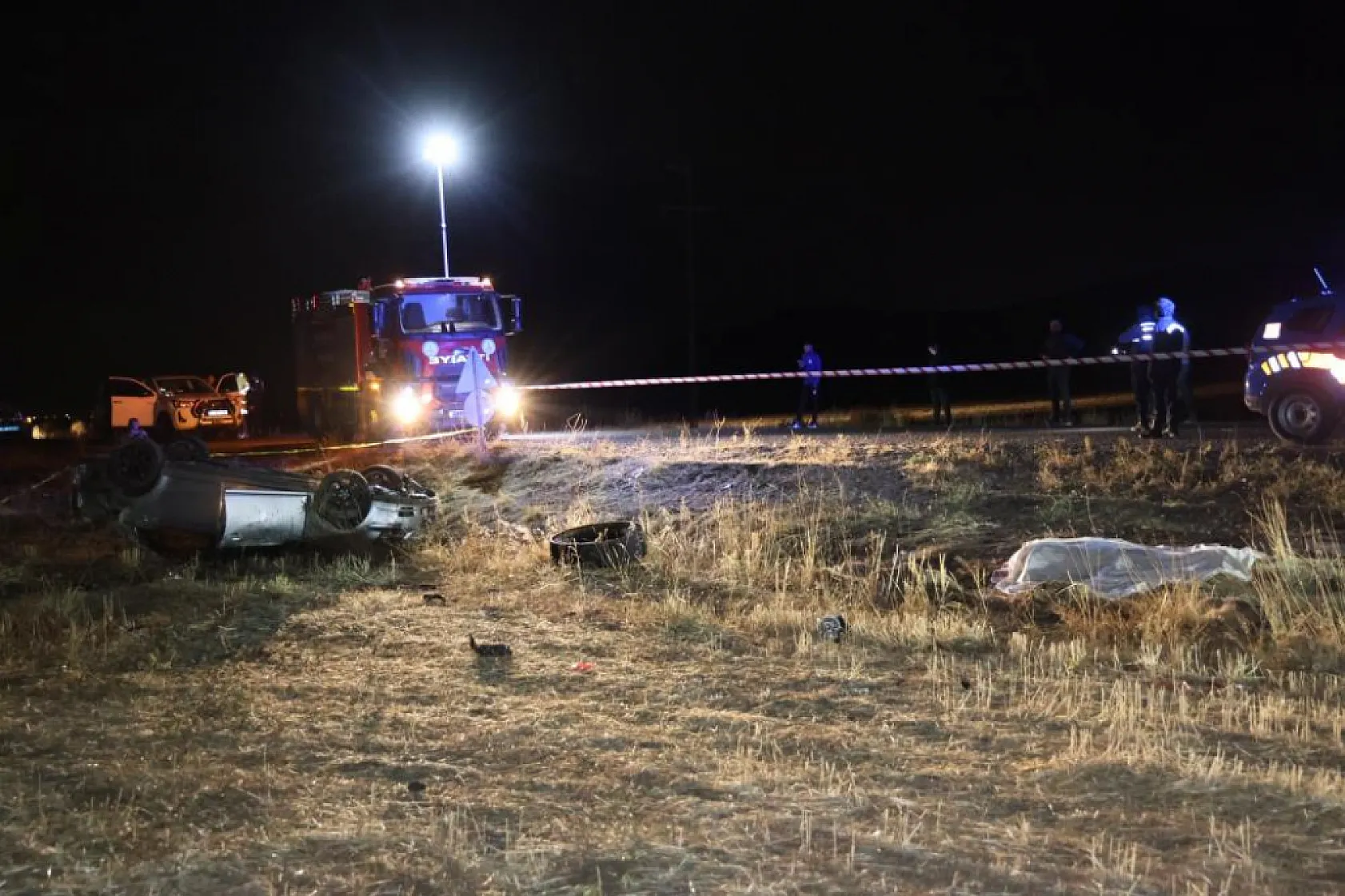 Otomobil Tarlaya Uçtu, 2 Kişi Hayatını Kaybetti