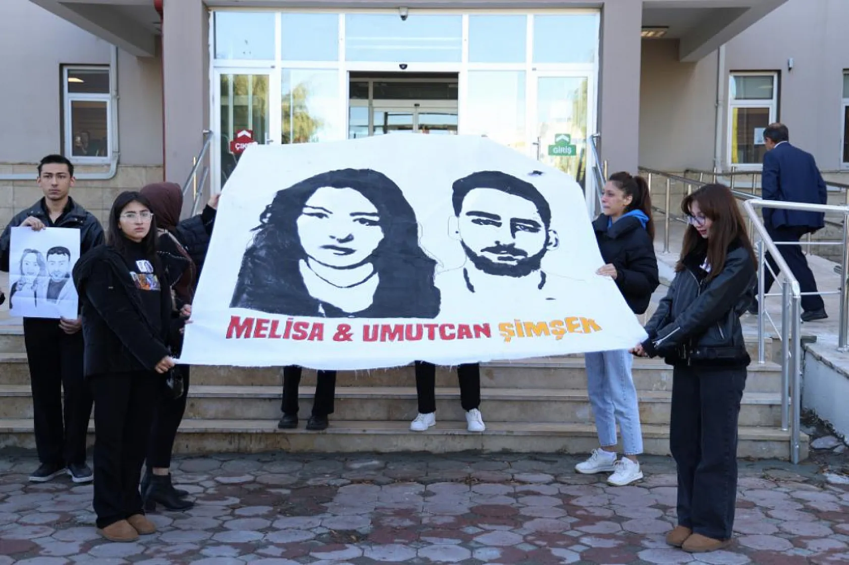 Kardeşleri ellerini bağlanıp boğazları keserek öldürmüştü, 2 kez ağırlaştırılmış müebbet ile cezalandırıldı