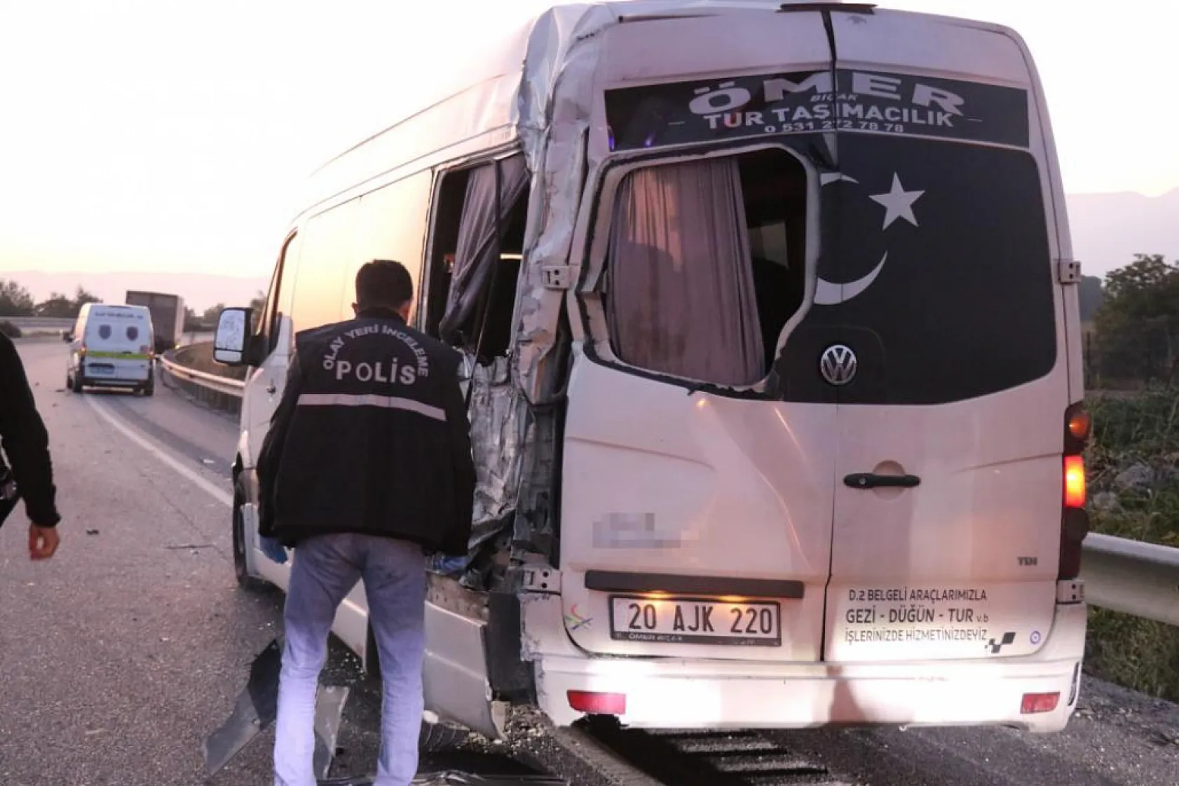 Kamyon emniyet şeridinde bekleyen işçi servisine çarptı: 1 ölü