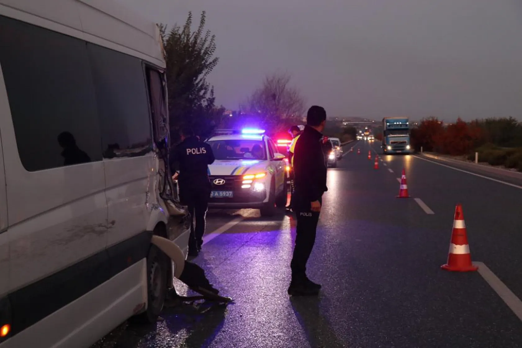 Kamyon emniyet şeridinde bekleyen işçi servisine çarptı: 1 ölü