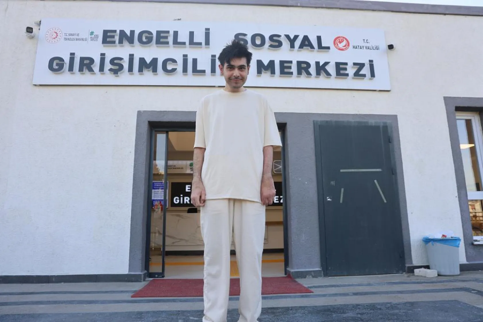 Evden çıkmayan telefon bağımlısı genç, saatler süren diyalogla ikna edilerek 3 yıl sonra duş aldırıldı ve tıraş ettirildi