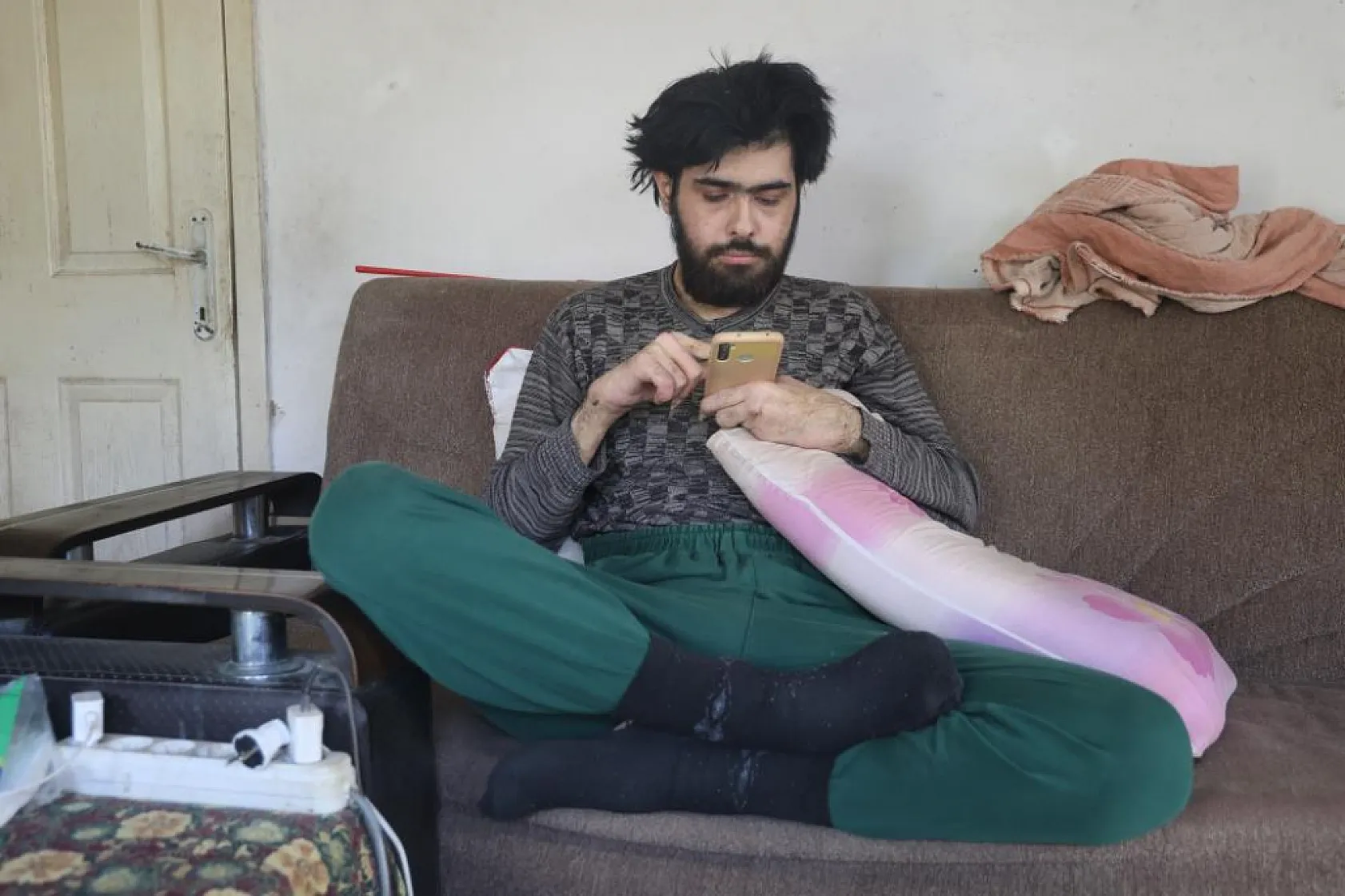 Evden çıkmayan telefon bağımlısı genç, saatler süren diyalogla ikna edilerek 3 yıl sonra duş aldırıldı ve tıraş ettirildi