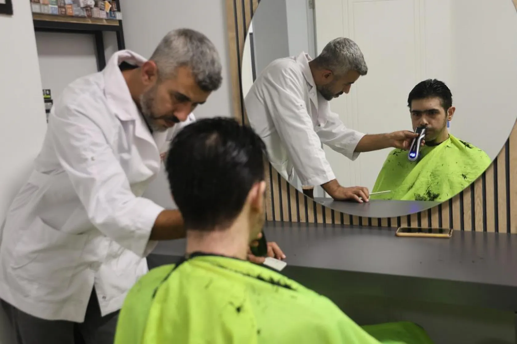 Evden çıkmayan telefon bağımlısı genç, saatler süren diyalogla ikna edilerek 3 yıl sonra duş aldırıldı ve tıraş ettirildi