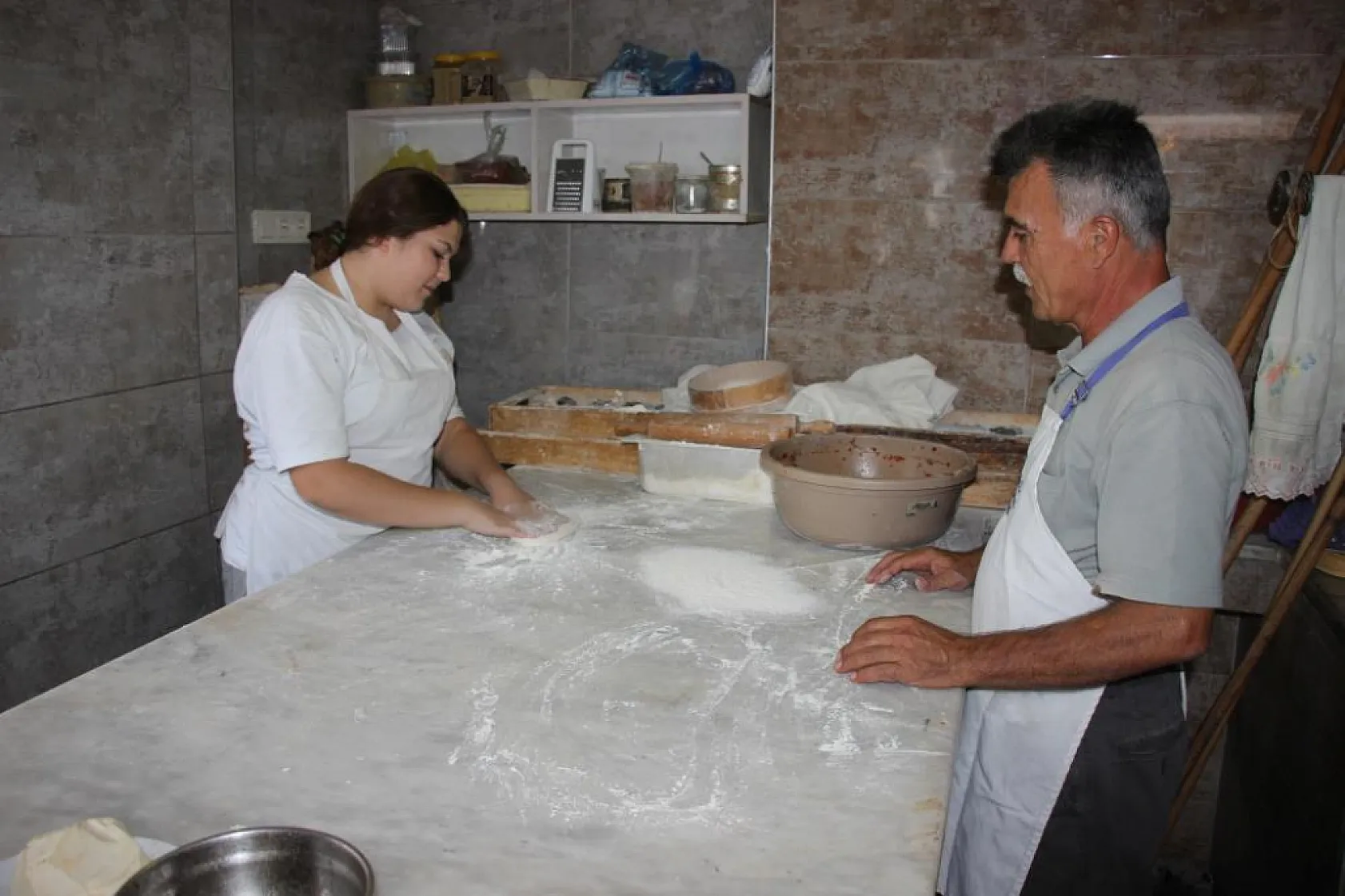 Fırının ateşiyle hayalini yoğuruyor