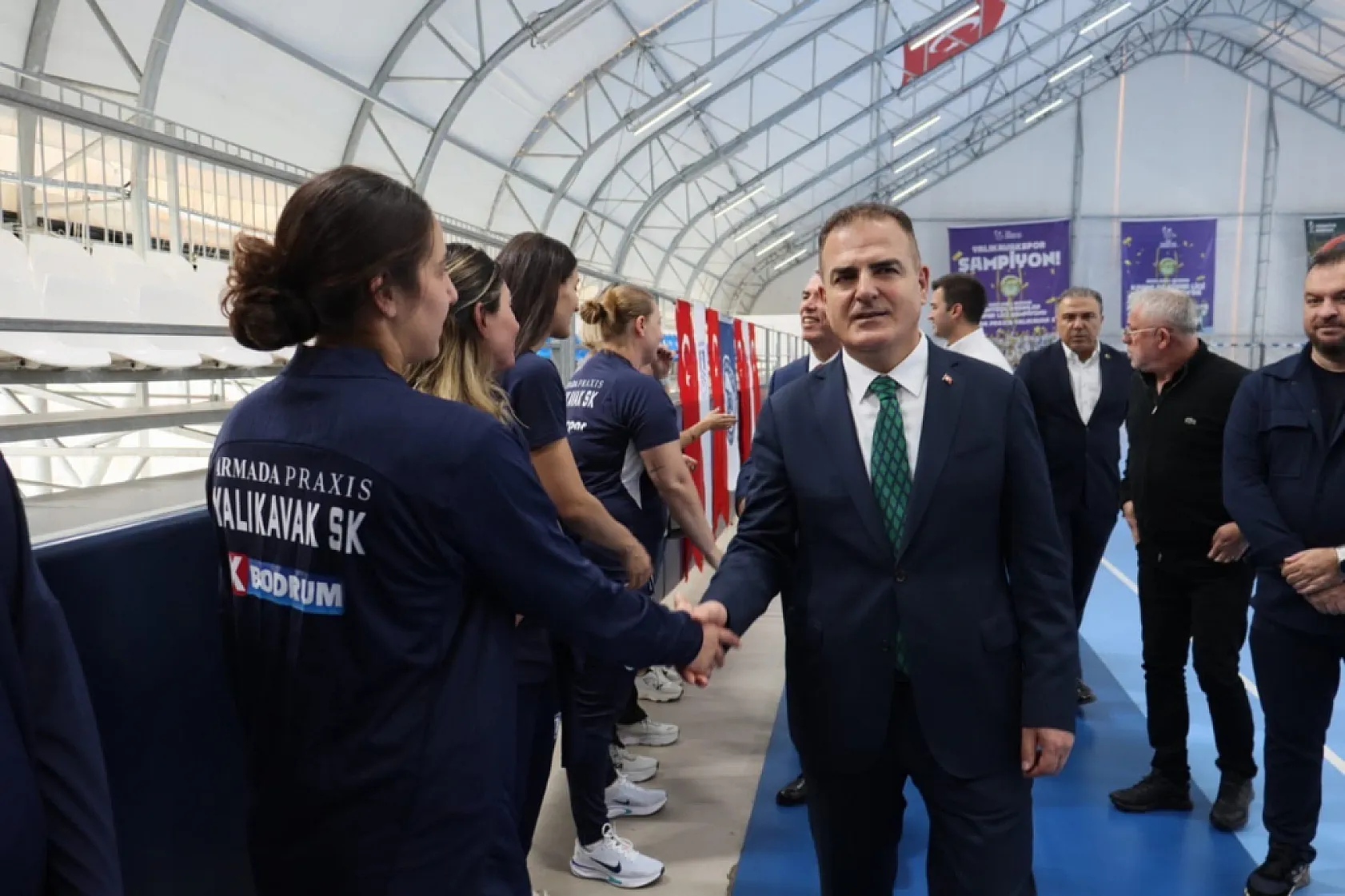 Vali Akbıyık'tan Yalıkavakspor'a moral ziyareti