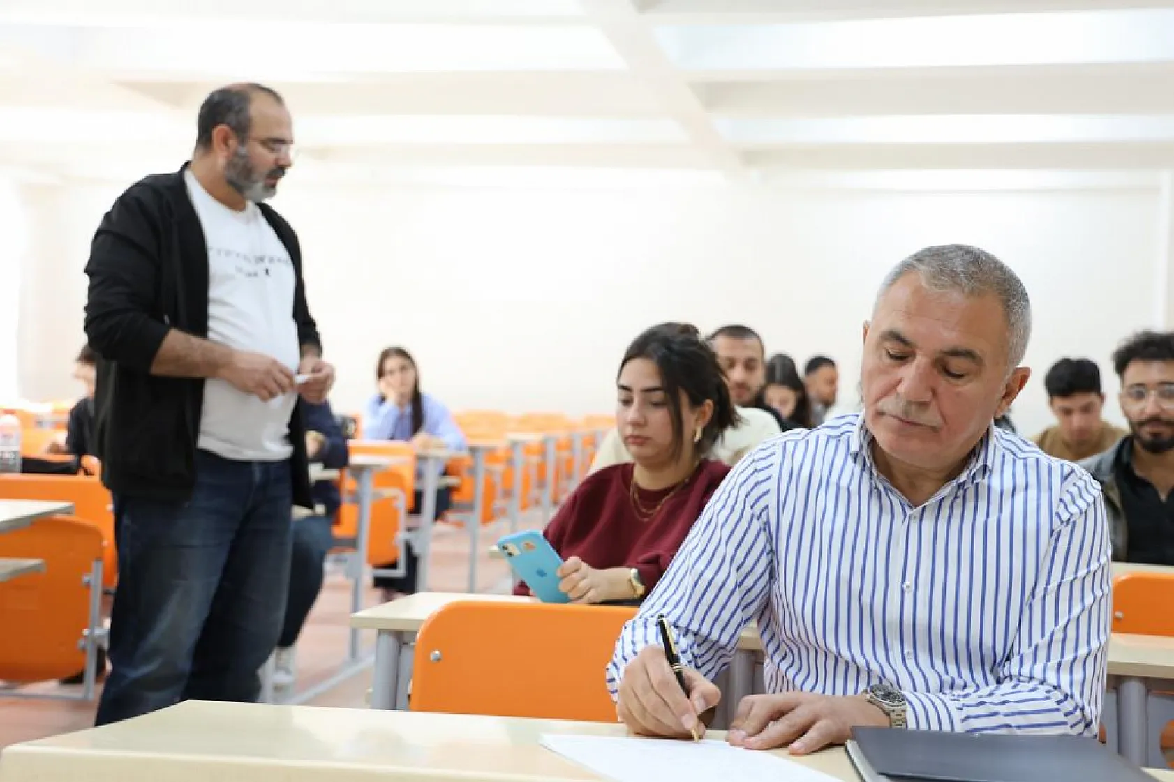 58 yaşındaki dede, 18 yaşındaki torunuyla aynı üniversitede okuyor