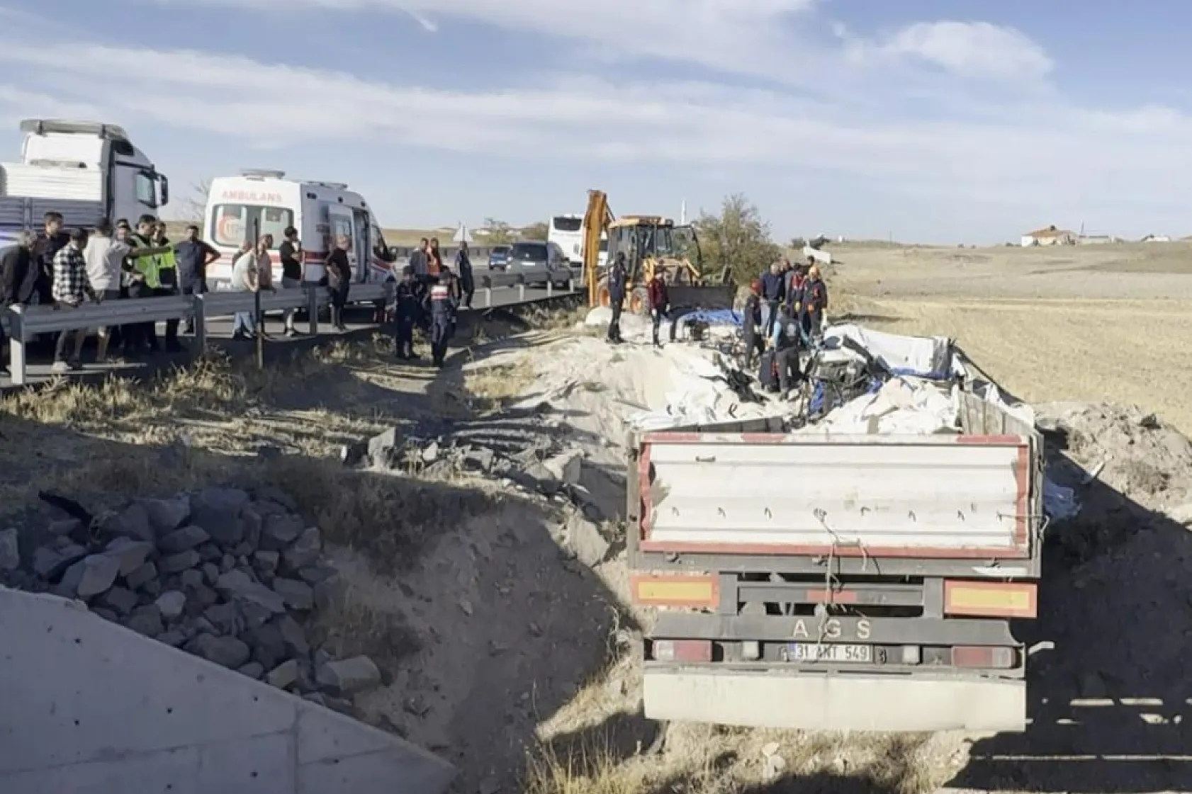 Tır şarampole düştü, sürücü kum altında kalan kabin içerisinde can verdi