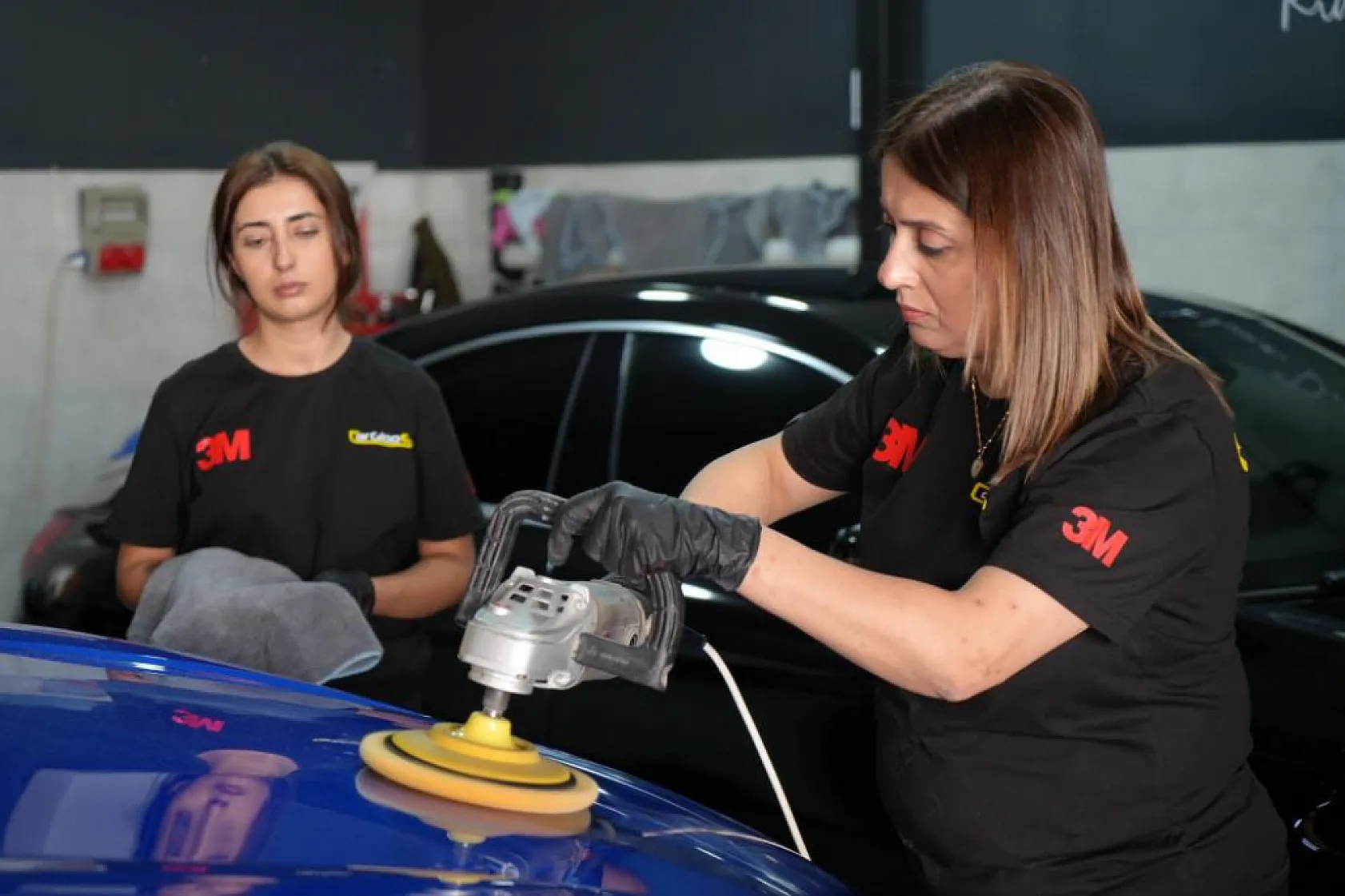 Üç çocuk annesi kadın usta oto boyada başarı hikayesi yazıyor