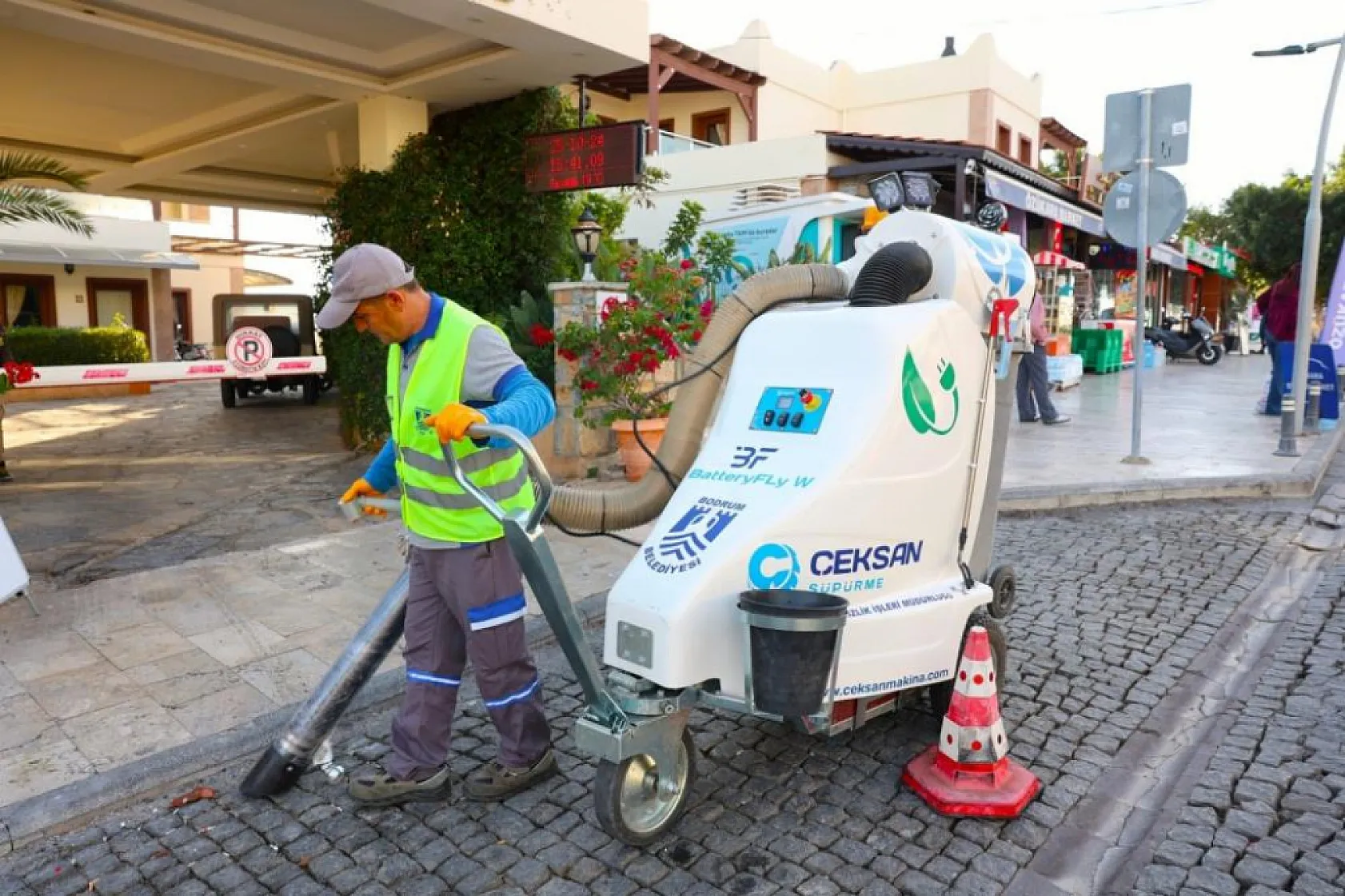 Yeni nesil elektrikli yol süpürme araçları Bodrum'da