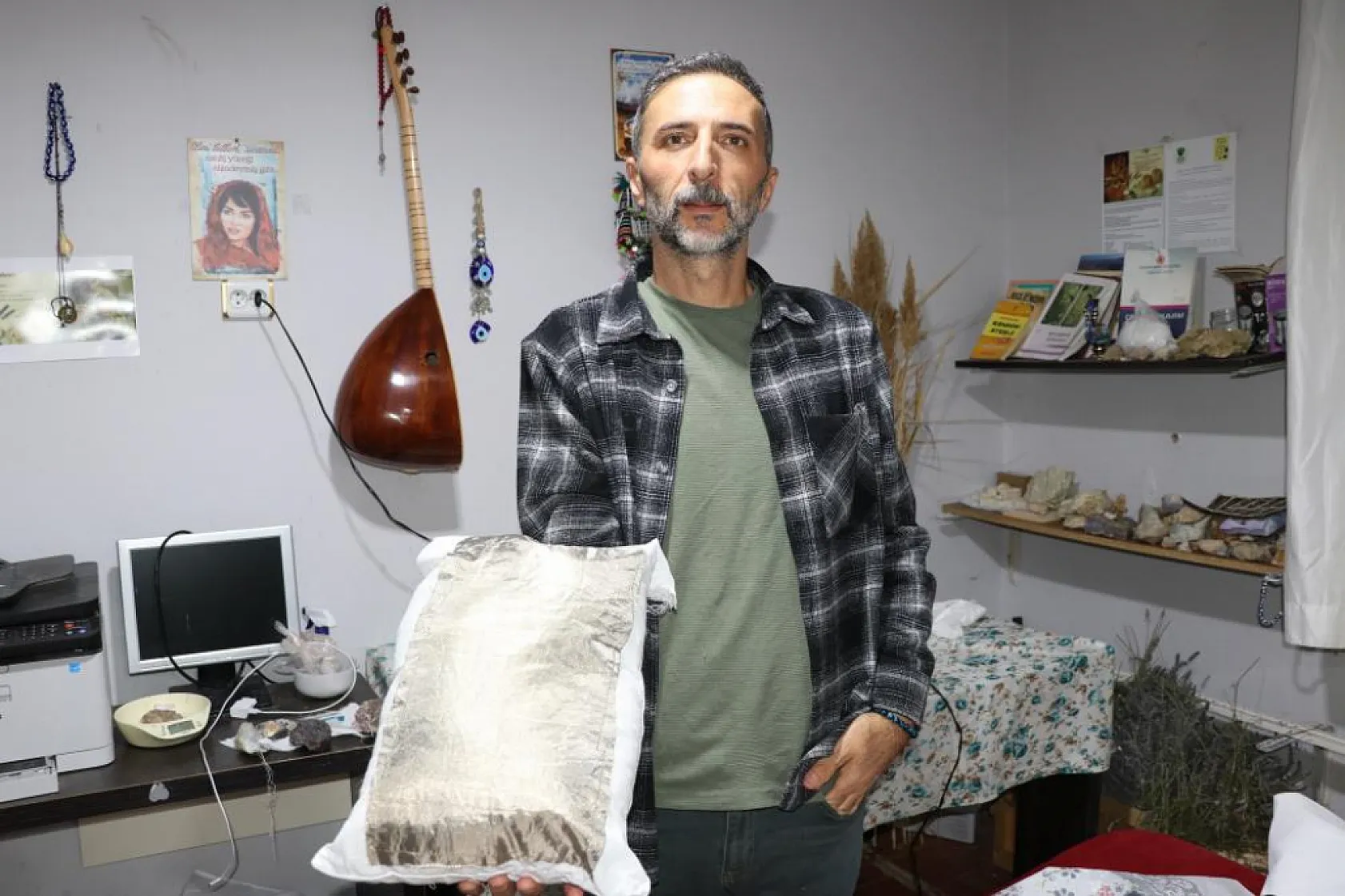 Uyku problemine karşı duyarsız kalamadı, doğal taşları ile radyasyon savar yastık geliştirdi