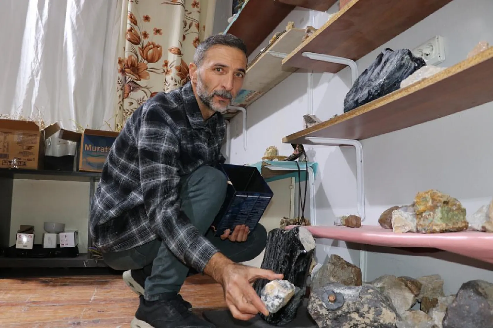 Uyku problemine karşı duyarsız kalamadı, doğal taşları ile radyasyon savar yastık geliştirdi