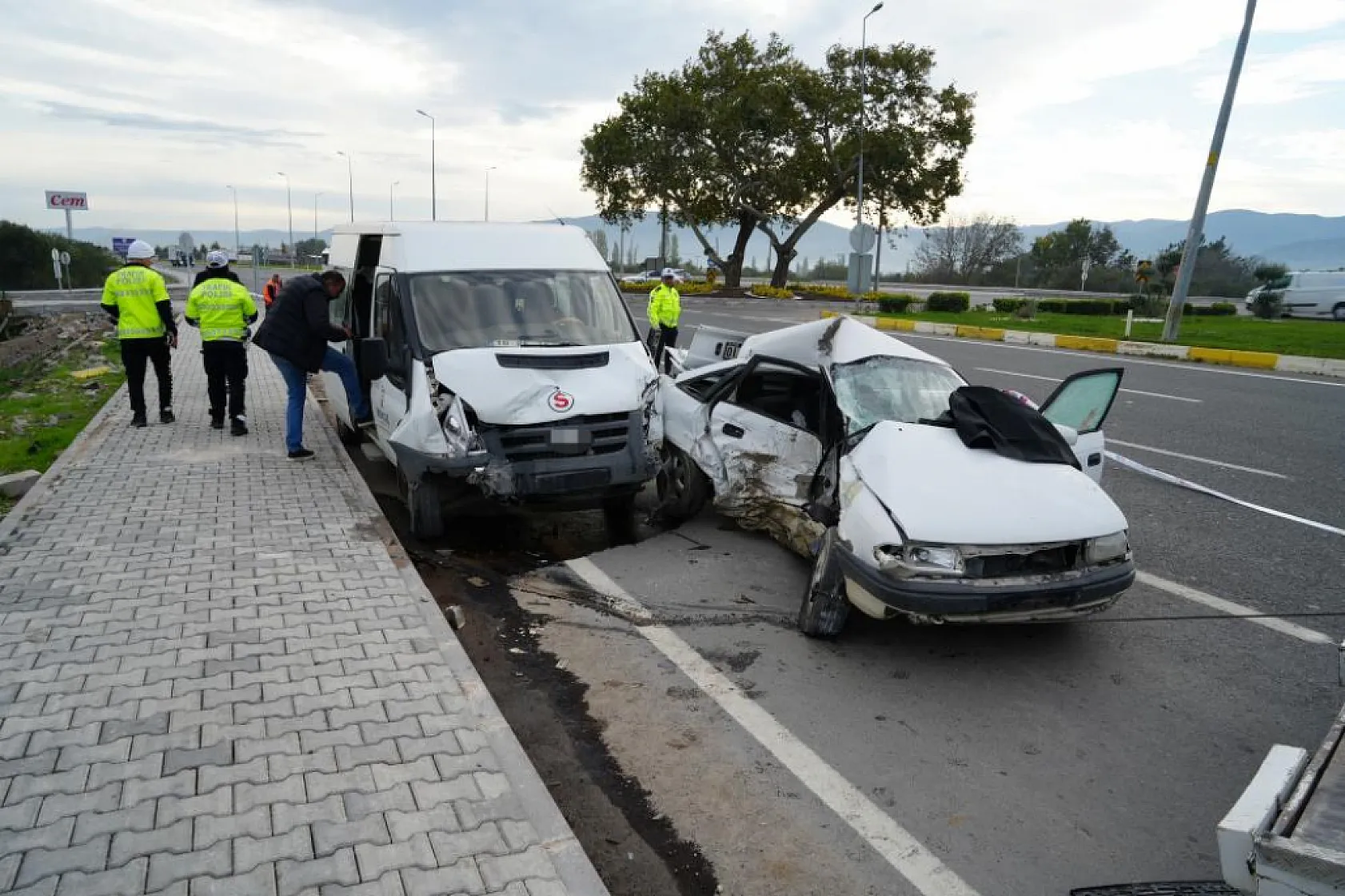 İşçi servisi ile otomobil çarpıştı: 1 ölü, 4 yaralı