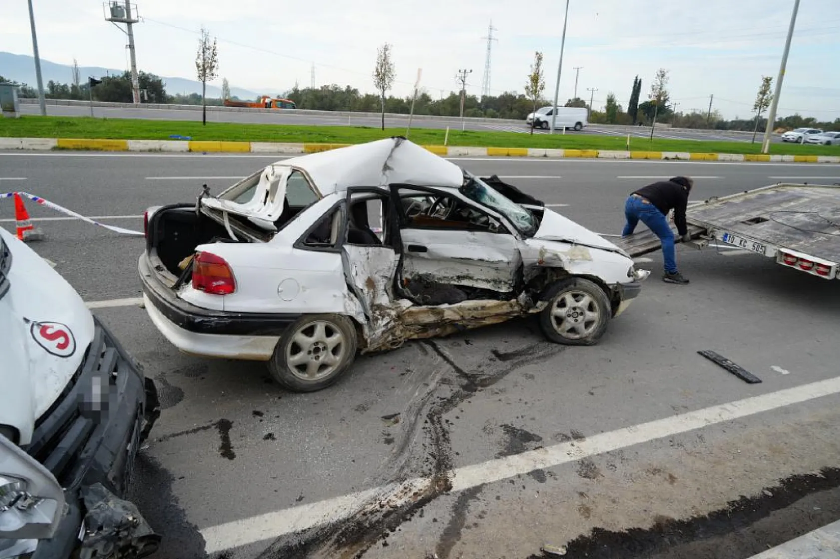 İşçi servisi ile otomobil çarpıştı: 1 ölü, 4 yaralı