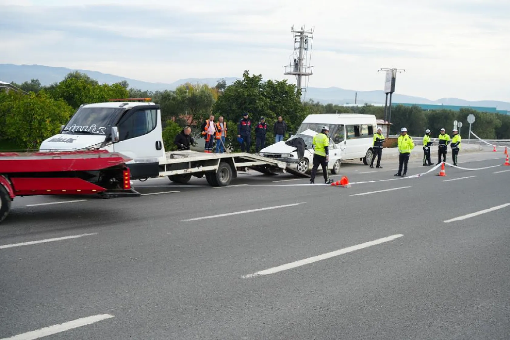 İşçi servisi ile otomobil çarpıştı: 1 ölü, 4 yaralı