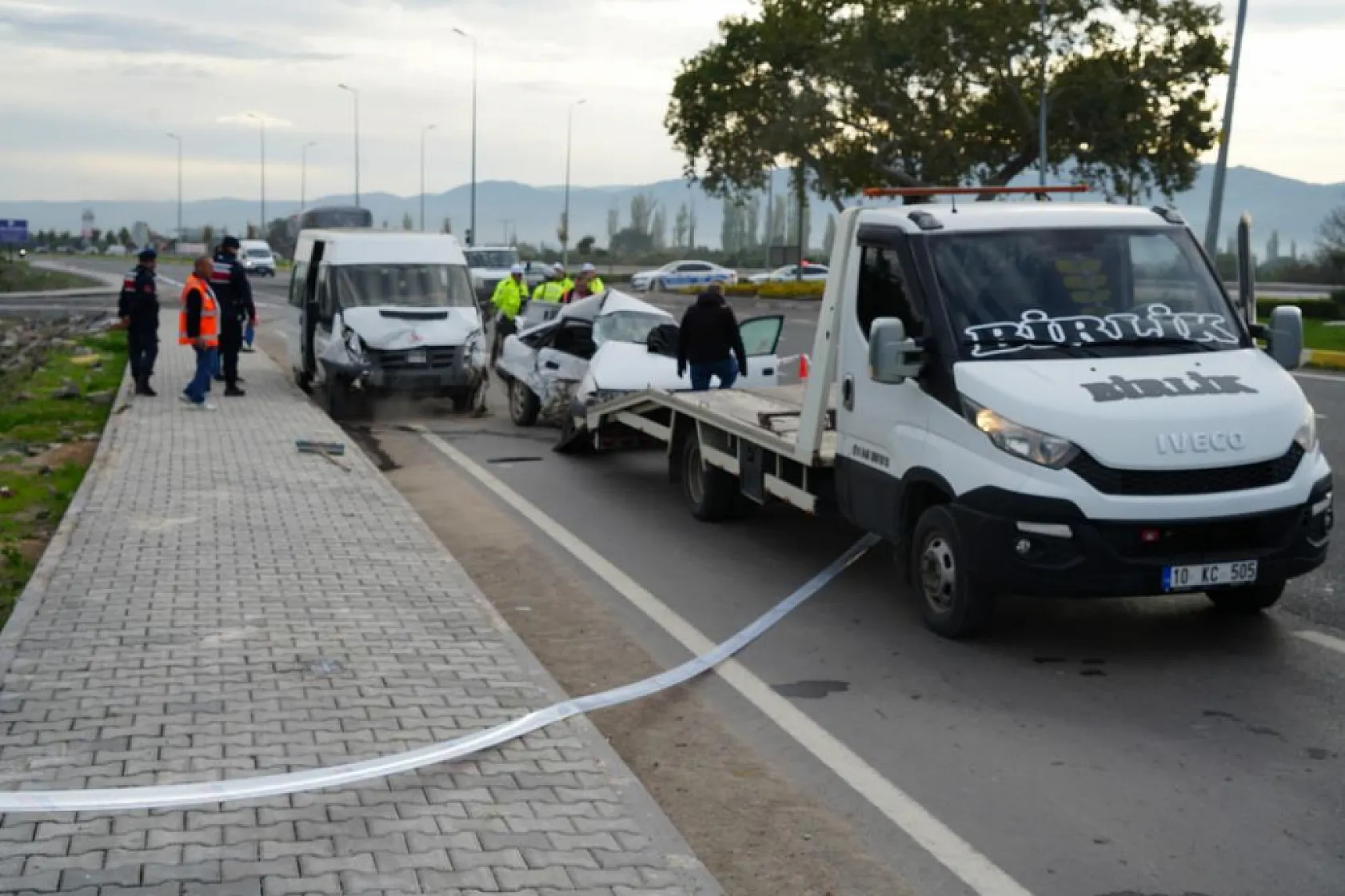 İşçi servisi ile otomobil çarpıştı: 1 ölü, 4 yaralı