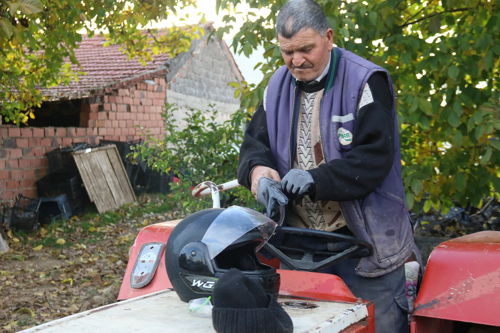 Yeni yönetmeliğe göre hazırlanıp tarlasını sürdü